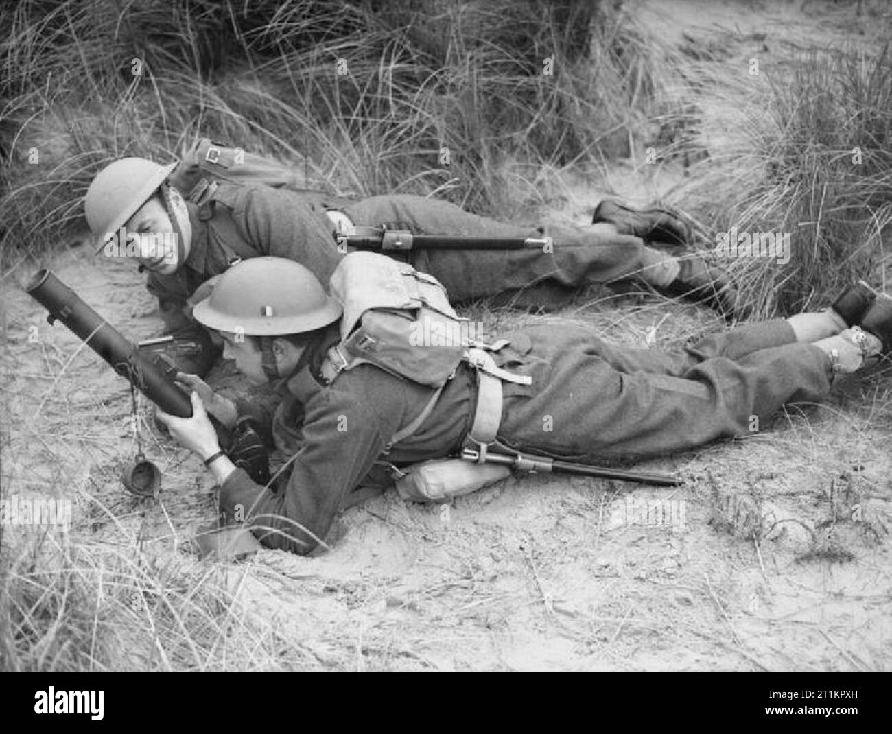 Le forze alleate nel Regno Unito 1939-45 soldati belgi fuoco un 2 pollici mortaio durante la formazione a Tenby in Galles, 10 febbraio 1941. Foto Stock