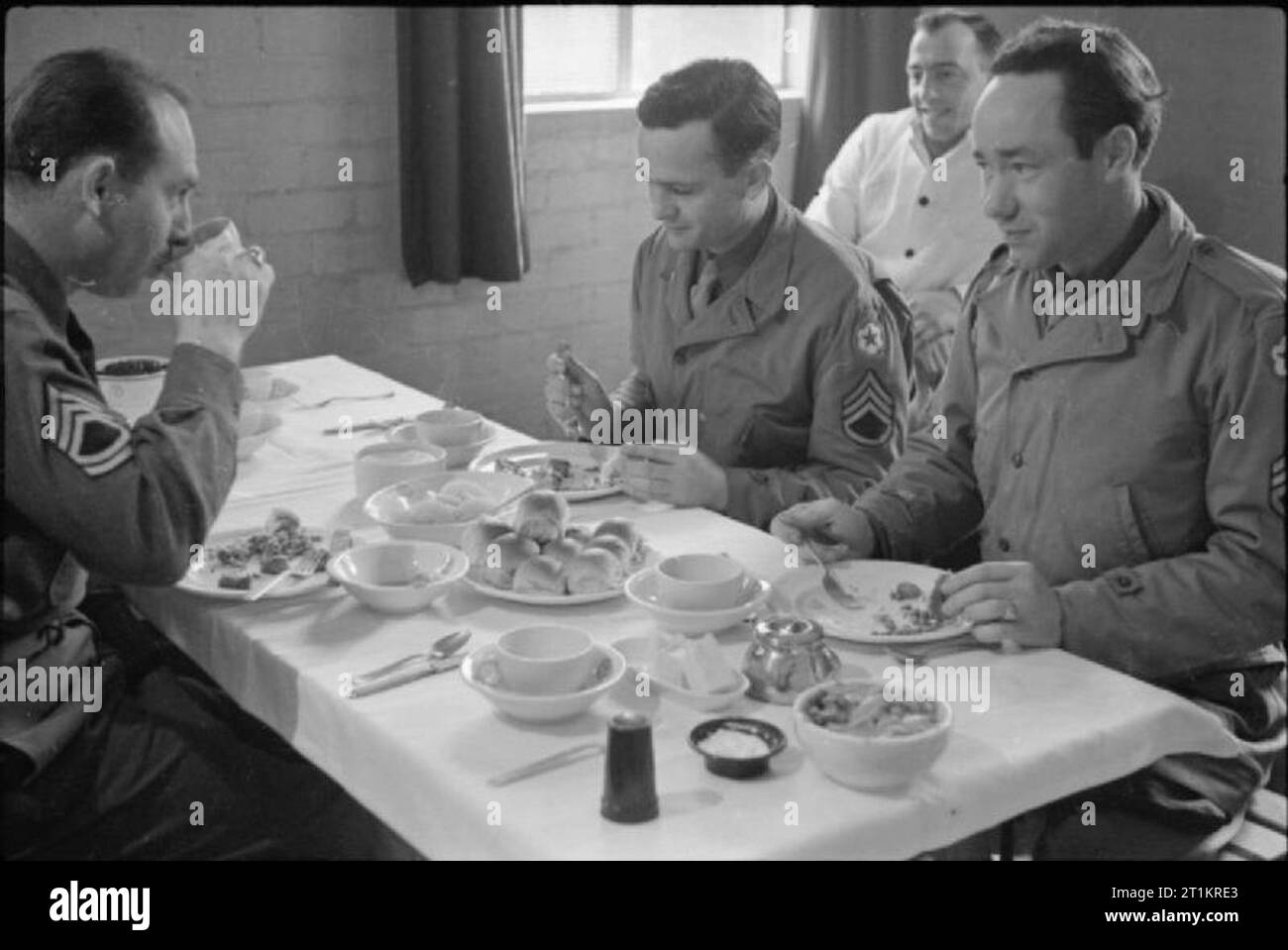 American Hospital in Inghilterra, 1943 Tre sergenti del personale di amministrazione potrete gustare un pasto nel sergente pasticcio, posizionata accanto all'ospedale cucina, all'American Hospital. Foto Stock