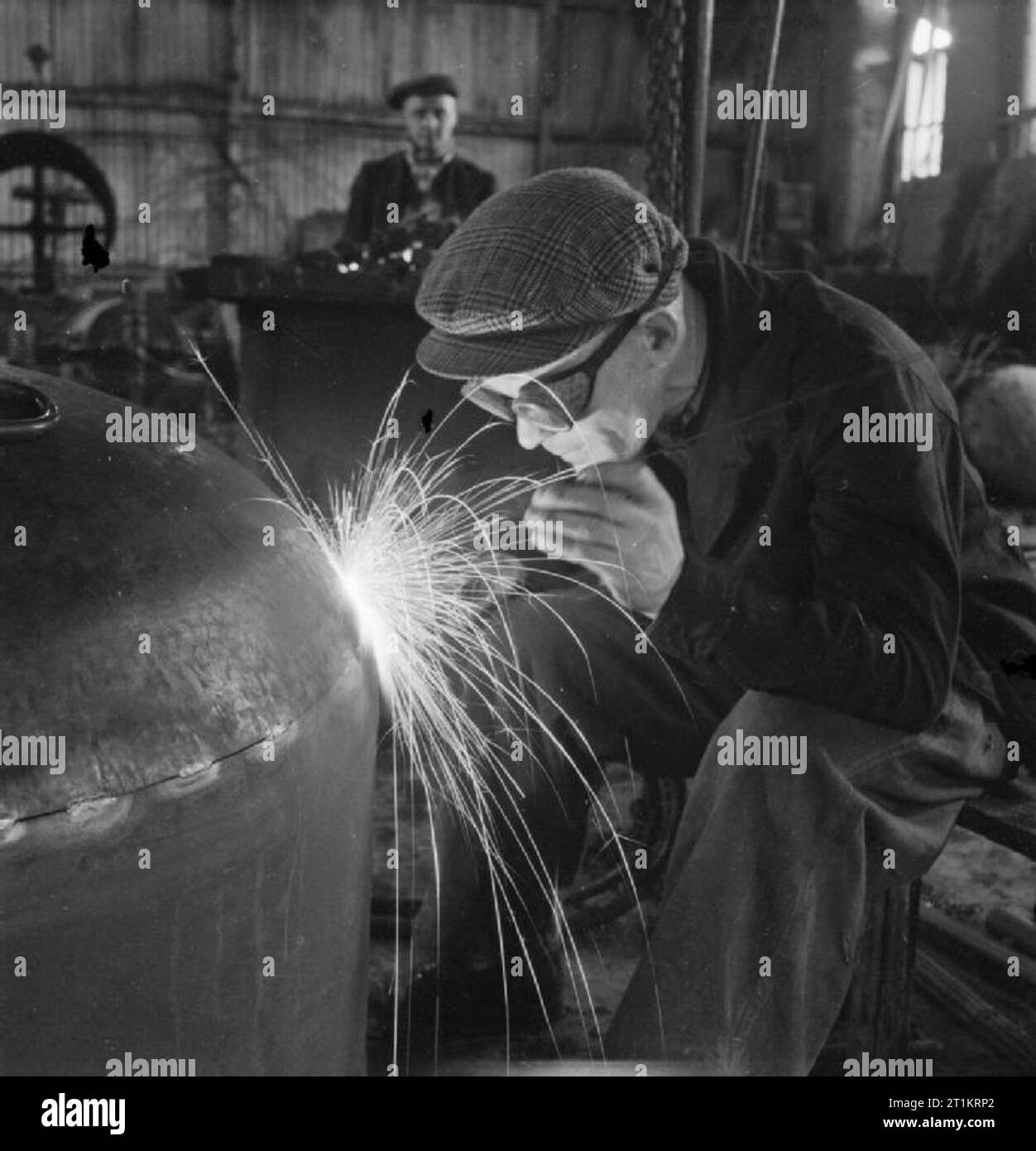La locomotiva britannico Edilizia- produzione di locomotive ferroviarie, UK, 1945 Un artigiano saldature la parte superiore di un involucro a cupola in corrispondenza di una locomotiva di grandi opere, da qualche parte in Gran Bretagna. Foto Stock