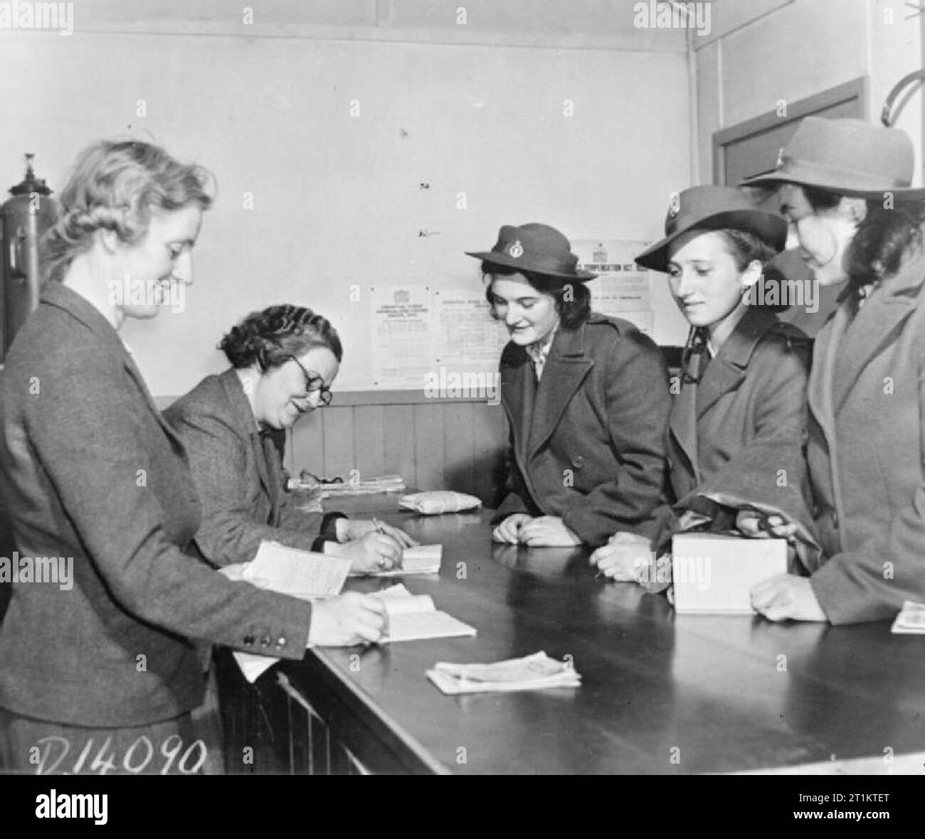 Essi imparano ad essere Lumberjills- Women's Land Army Forestry Training, Culford, Suffolk, 1943. Foto Stock