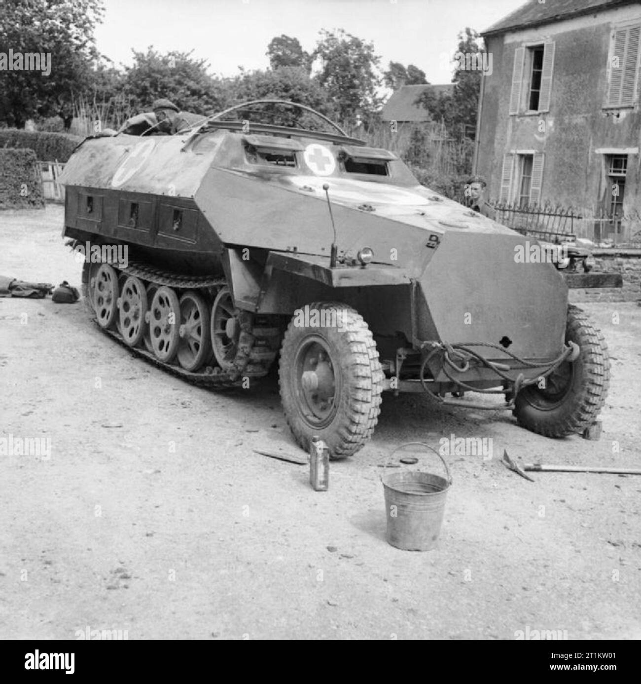 L'esercito britannico in Normandia 1944 A catturato il tedesco SdKfz 251 ambulanza a mezza via, 15 giugno 1944. Foto Stock