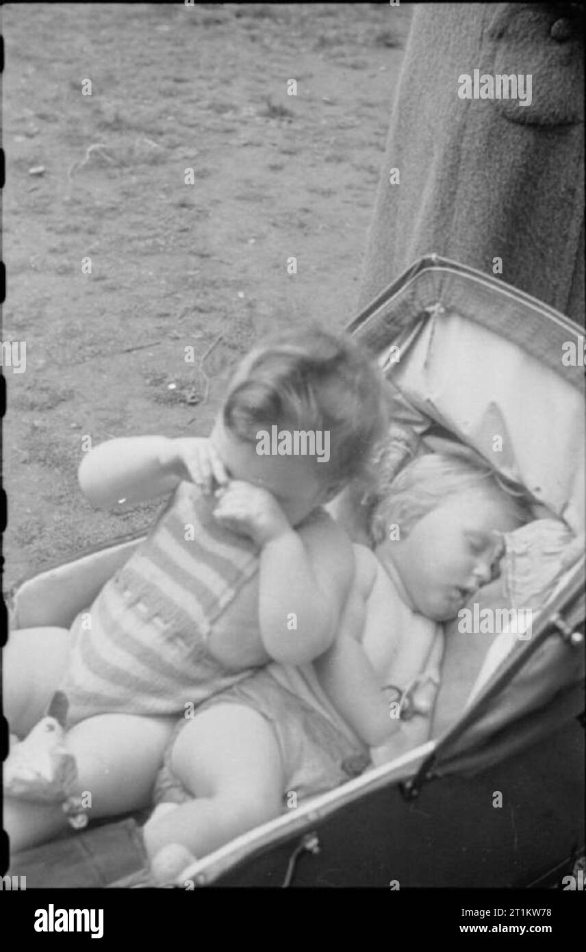 Fiera di guerra - Vacanze a casa a un fete in Russell Square, London, 1943 due giovani bambini dormono in loro la PRAM, stanchi dopo una giornata in fiera. Foto Stock