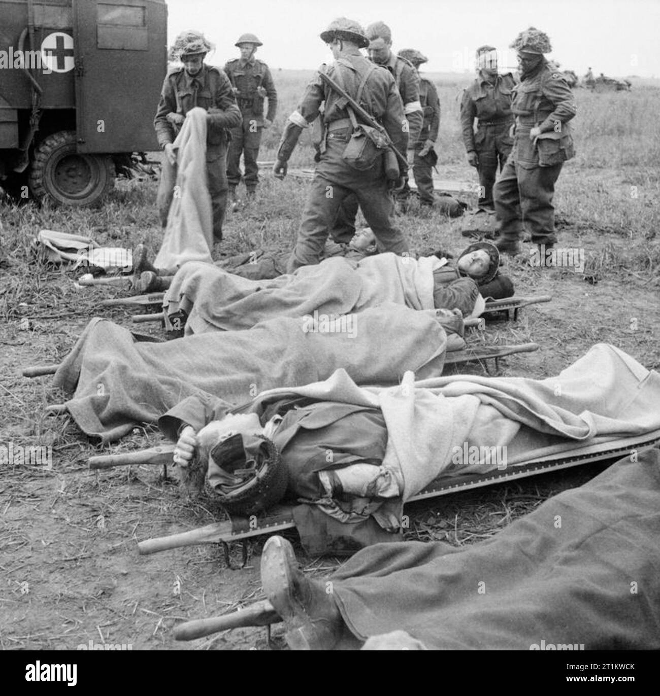 L'esercito britannico in Normandia 1944 vittime sulle barelle in attesa dei mezzi di trasporto ad una casualty clearing station durante il funzionamento 'Epsom', 26 giugno 1944. Foto Stock