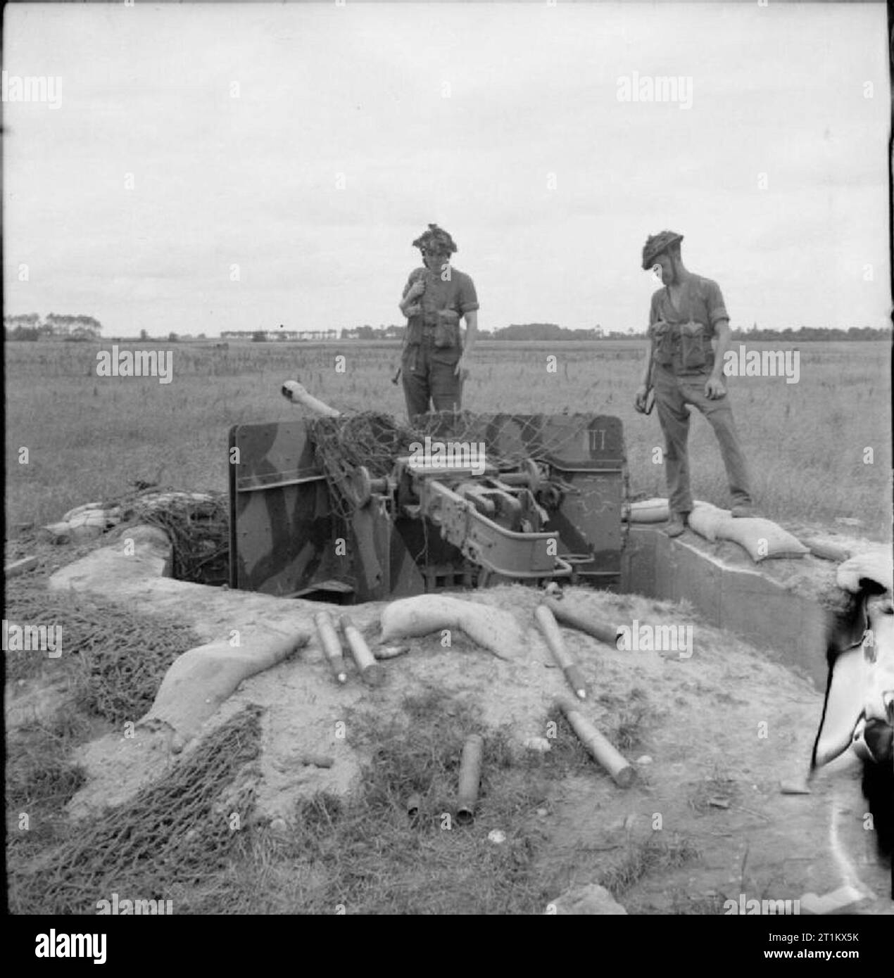 L'esercito britannico in Normandia 1944 truppe esaminare un tedesco abbandonato 50mm pistola (5 cm Kampwagenkanone 39/1 L/60) posizione, 1 luglio 1944. Foto Stock