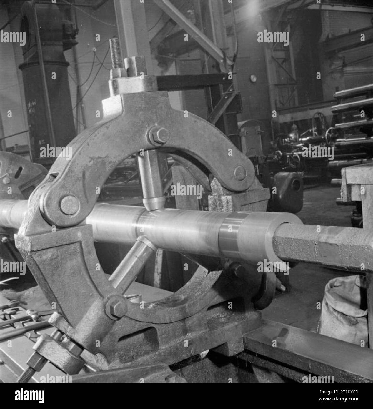 Nascita di una pistola- produzione di un 25 Pounder campo di pistola, 1942 a 25 pounder campo di pistola della canna è "girato" su una macchina in questa fabbrica, da qualche parte in Gran Bretagna. Prima della 'rifled' scanalature sono tagliati in canna, deve essere perfettamente liscia. Questa stabilizzazione è fatto attraverso il processo noto come 'la lappatura' in cui la canna è impostato centralmente in una macchina, come mostrato, e un grande strumento di piombo cosparso di carborundum è utilizzato per produrre una superficie liscia, come un vetro interno al cilindro. In carborundum è una polvere di taglio che mangia anche i più duri di metalli. Foto Stock