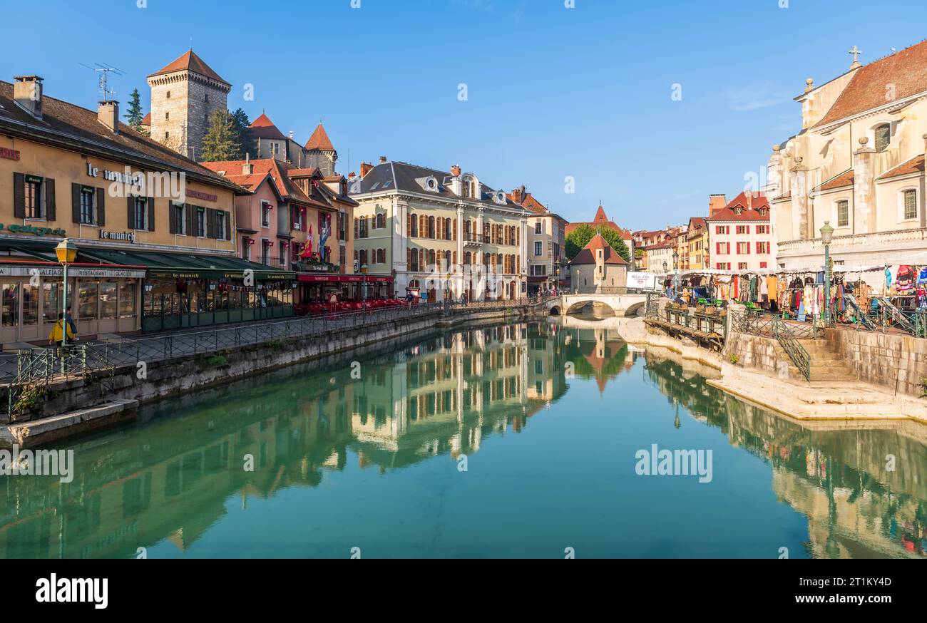 Quai de l'ile e Quai Perrière, sul fiume Thiou, e il Palais de l'isle, ad Annecy, alta Savoia, Francia Foto Stock