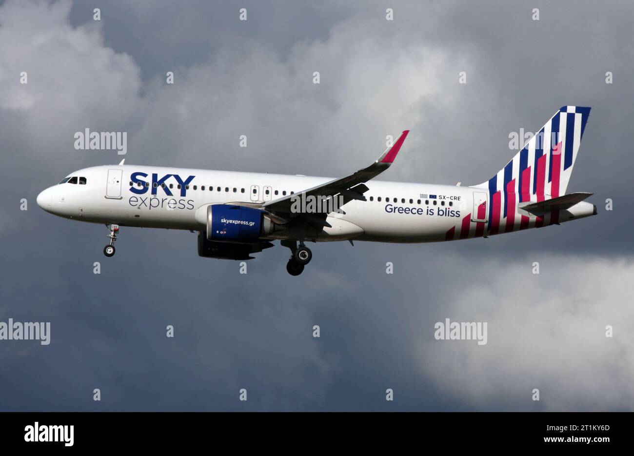 Un Airbus A320Neo dello SkyExpress si avvicina all'aeroporto di Gatwick Foto Stock