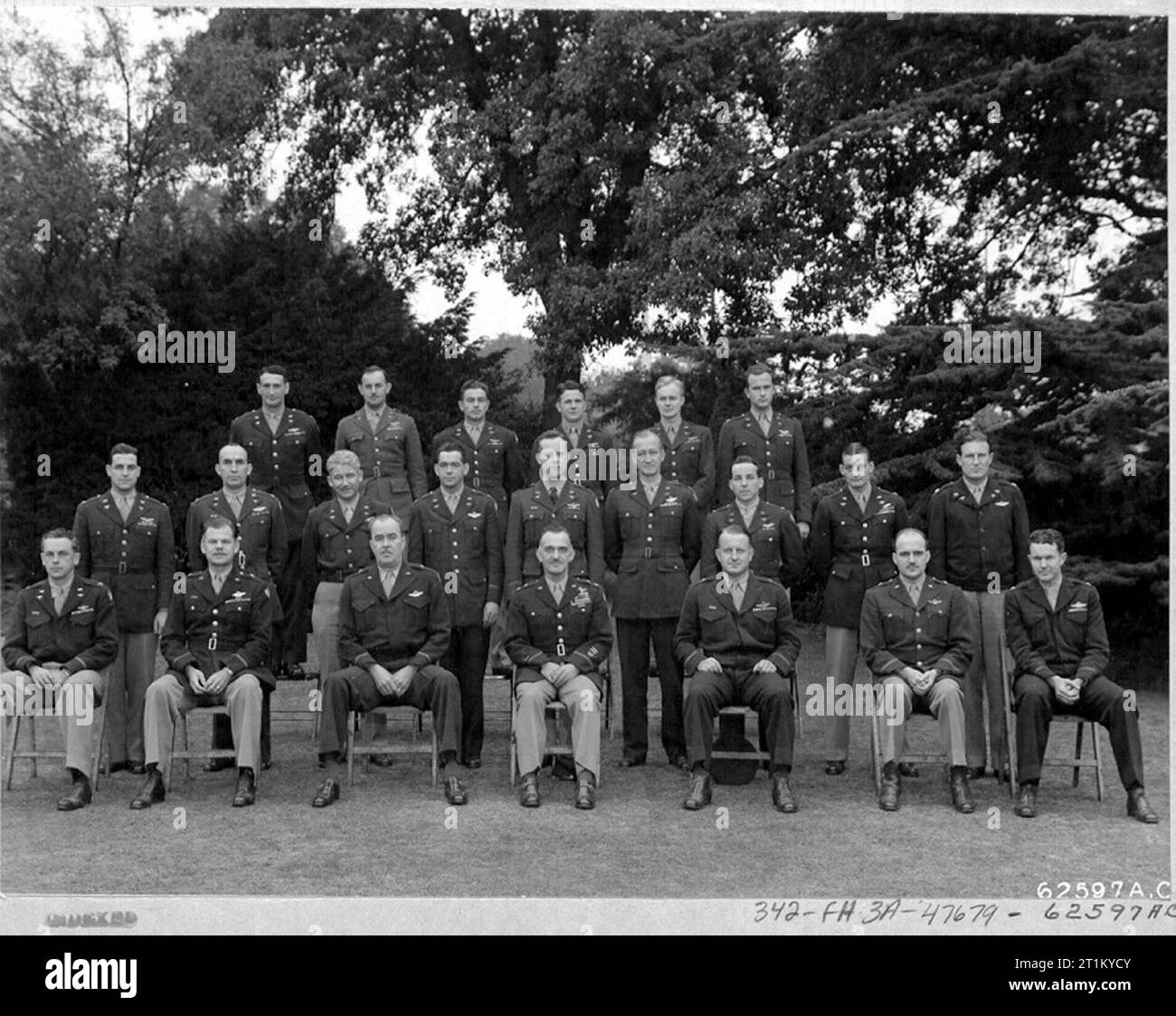 Wing and Group Commanders Meeting of the 2nd Bomb Division, 8th Air Force England, 19 settembre 1944 - Rear L to R: Col James H Isbel, col Albert J Shower, col Luther J Fairbanks, col Lawrence M Thomas, col Ramsey D Potts, col William W Jones. Medio da L a R: Col Lorin L Johnson, col Eugene H Snavely, col Ezekiel W Napier, col Frederic H Miller, col Leland G Fiegel, col Gerry L Mason, LT col Roy B Caviness, LT col Everett W. Stewart, LT col Claiborne H Kinnard. Seduti da L a R: Col Jack W Wood, Gen. Leon W Johnson, Gen. Walter R Peck, Gen. William e Kepnel, Gen. Edward J Timberlake Foto Stock