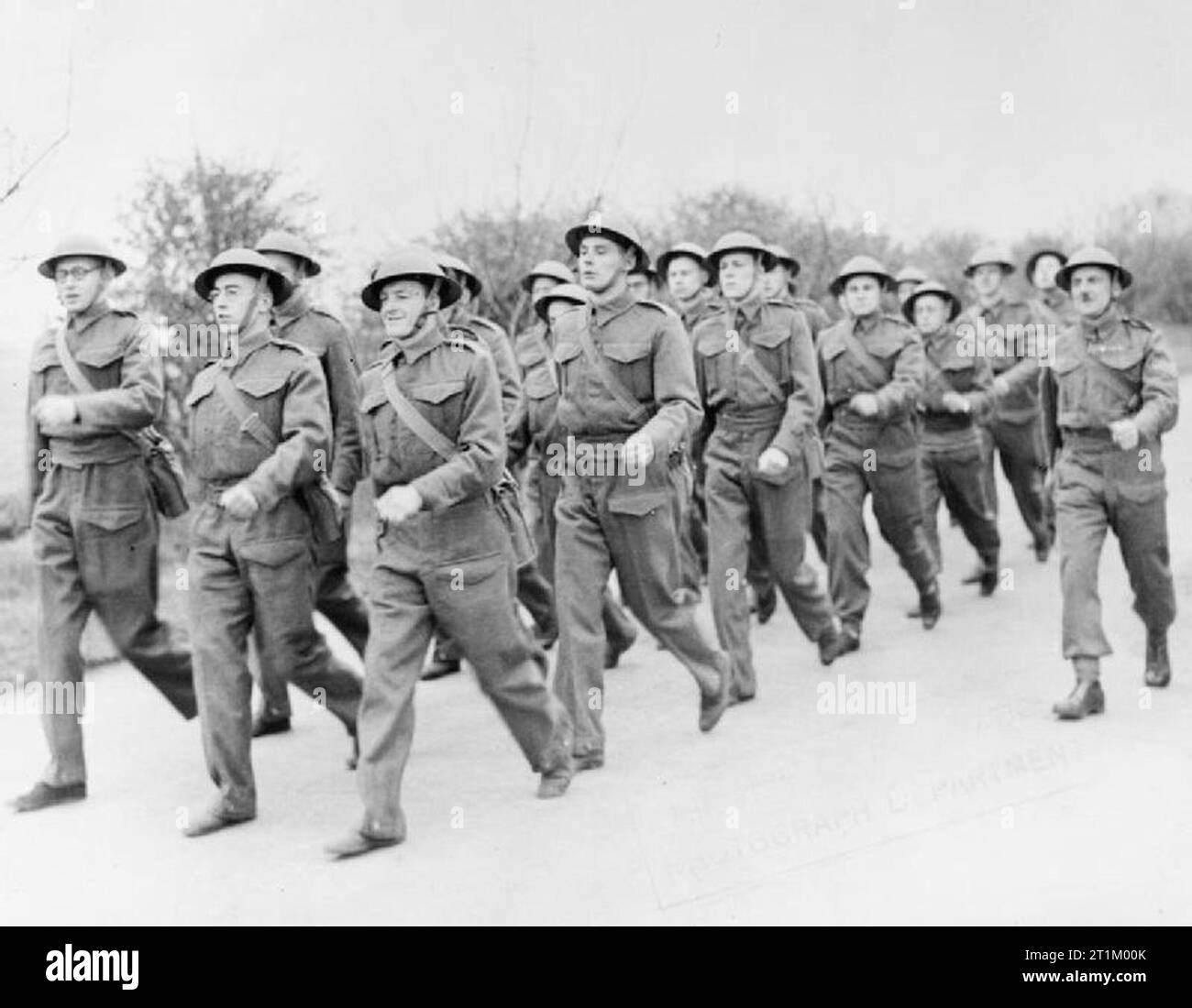 La Gran Bretagna è Home Front 1939 - 1945- Non combattente Corps uomini di Non-Combatant Corps in fase di formazione a un campeggio sulla Costa Est. Il corpo comprende gli uomini non fisicamente idoneo per il servizio di combattente e gli obiettori di coscienza registrati per non combattente servizio. La foto mostra: Uomini di Non-Combatant Corps in marzo. Foto Stock