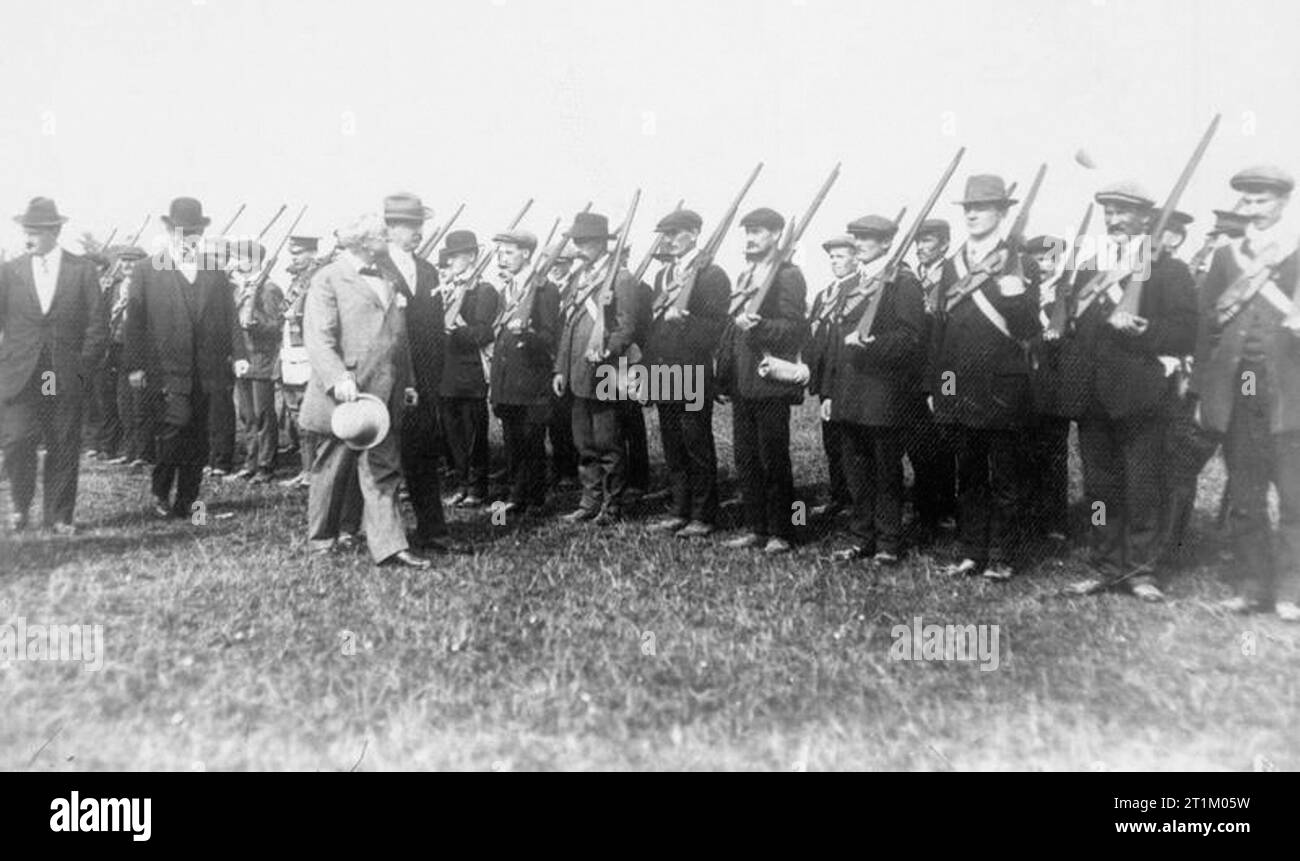 John Redmond, dell'Irlandese partito parlamentare, di ispezionare i volontari nazionali. Nel settembre 1914, John Redmond aveva invitato i volontari irlandesi per aiutare nel British sforzo bellico. Il movimento volontario poi divisi e Redmond's seguaci divennero noti come i volontari nazionali. Foto Stock