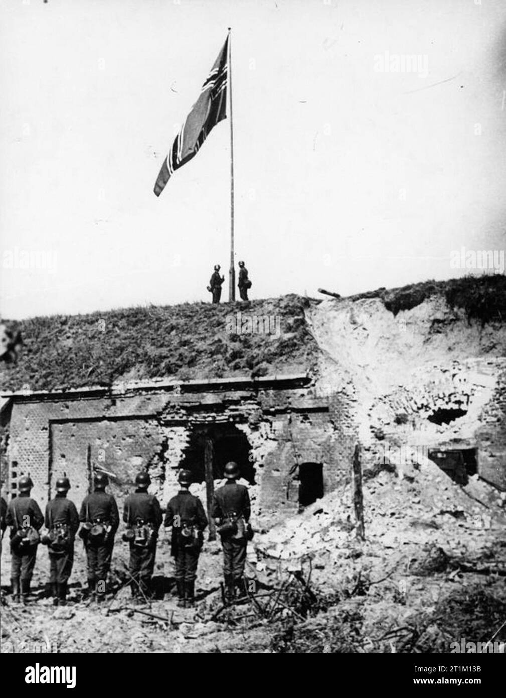 Il tedesco-invasione sovietica della Polonia, 1939 bandiera tedesca issata su trasporto militare di deposito l'esercito polacco sulla penisola di Westerplatte dopo la resa della guarnigione. Foto Stock