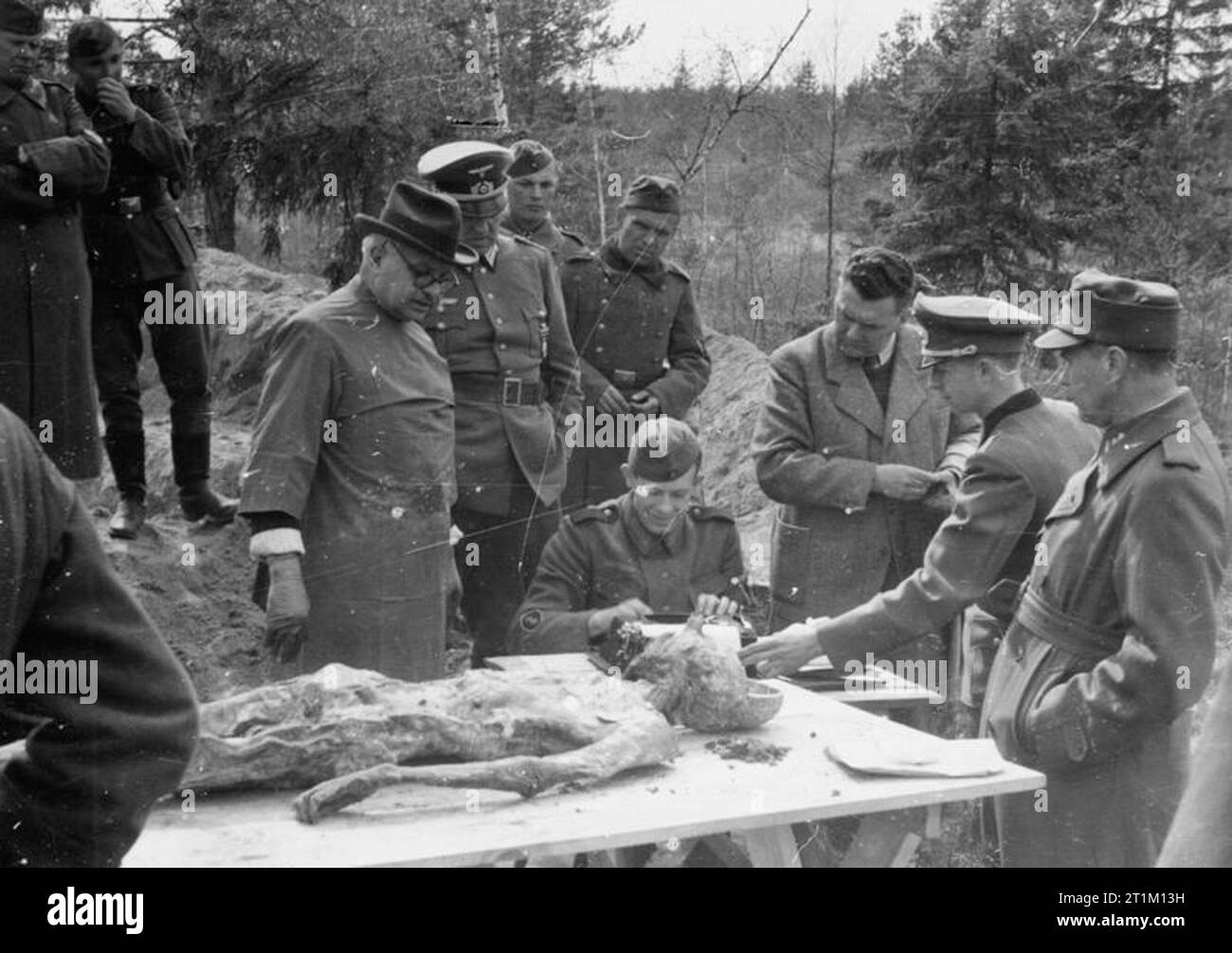 Il massacro di Katyn, 1940 Dr. Ferenc Orsós, Professore di Medicina forense e Criminologia presso l'Università di Budapest, dettando la sua diagnosi a un dattista dell'esercito tedesco. Sono presenti anche altri membri della Commissione medica Internazionale: Il dottor Marko Markov, lettore di Medicina forense e Criminologia presso l'Università di Sofia (terzo da destra); e il dottor Arno Saxén, professore di anatomia patologica presso l'Università di Helsinki (primo da destra). Foto Stock