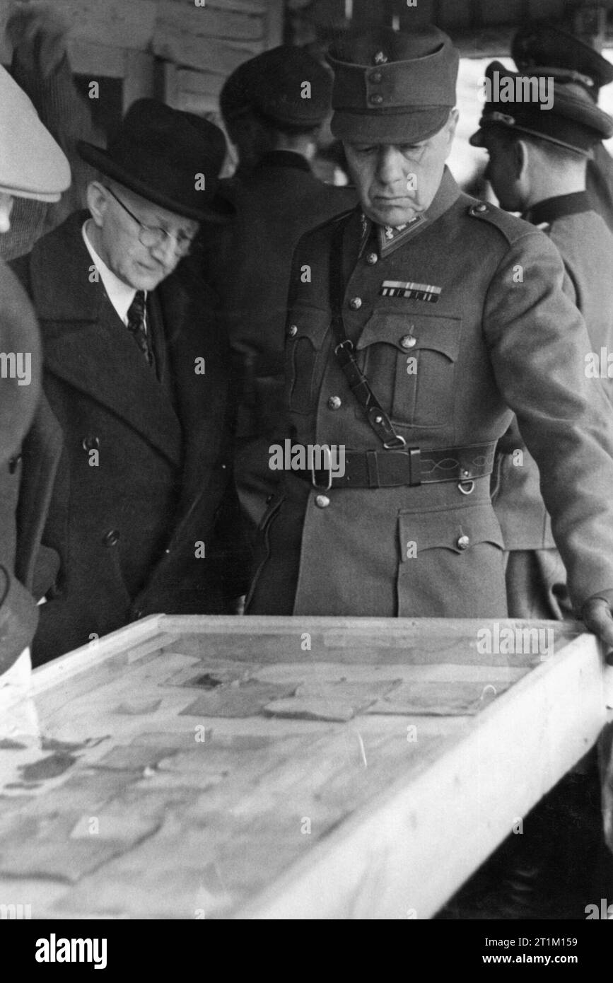 Il massacro di Katyn, 1940 membri della Commissione Medica Internazionale - Dr. Francois Naville, Professore di Medicina Forense all'Università di Ginevra, e Dr. Arno Saxén, Professore di Anatomia patologica all'Università di Helsinki - guardando una mostra di effetti personali trovati sui corpi di funzionari assassinati. Foto Stock