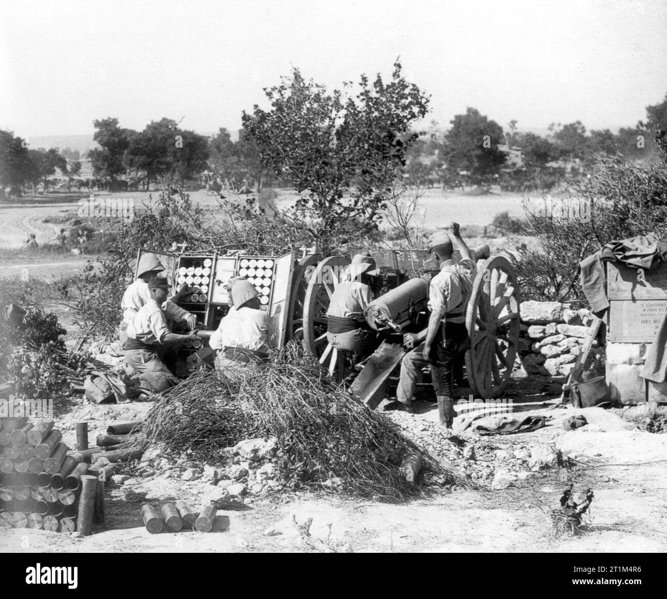 Un coloniale francese 75 mm pistola di artiglieria in azione nei pressi di seme El Bahr a Capo Helles, Gallipoli durante la terza battaglia di Krithia, 4 giugno 1915. Foto Stock