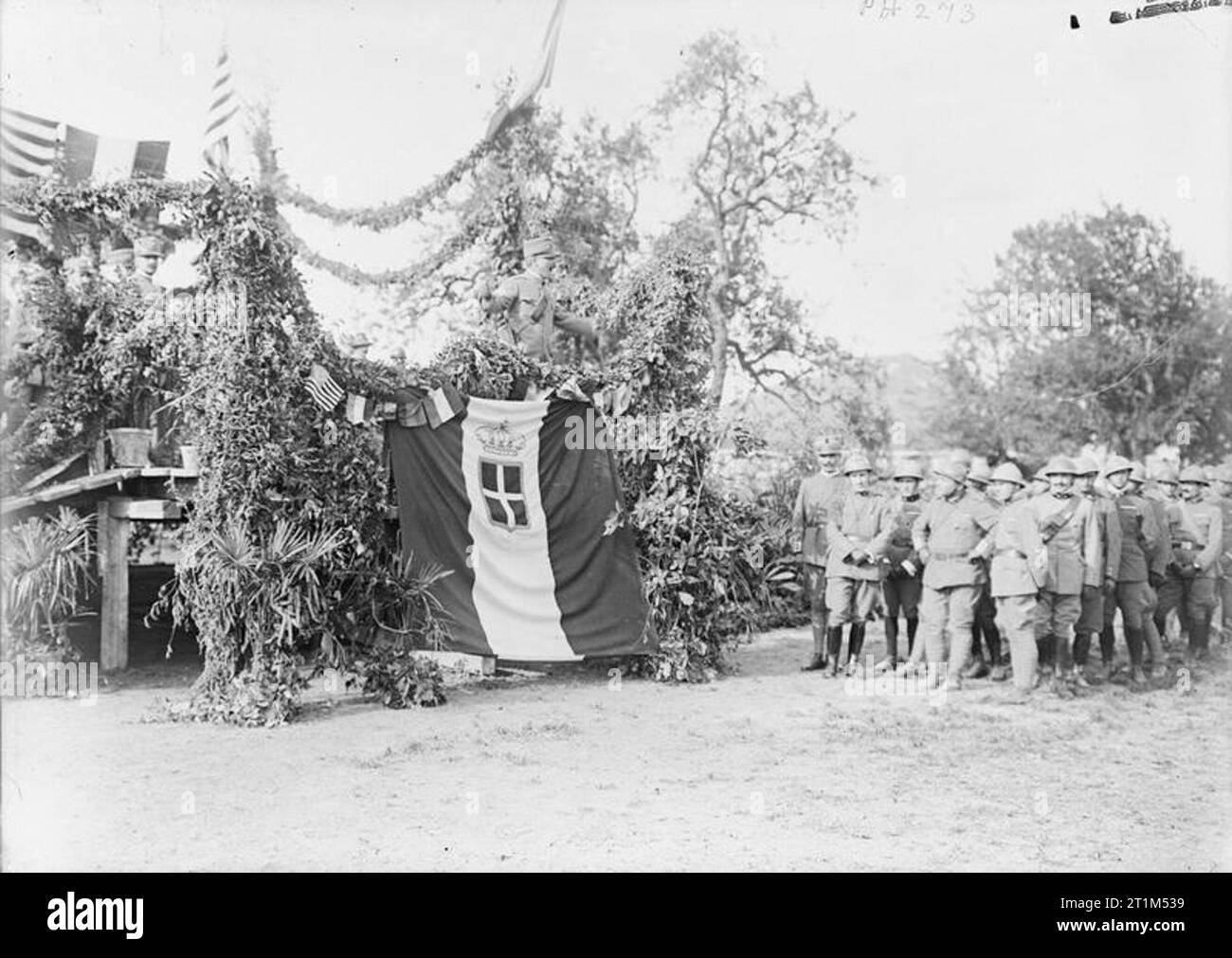 Ministero delle informazioni Prima Guerra Mondiale Raccolta ufficiale di un Comandante divisionale affrontando le sue truppe prima di entrare in azione. Foto Stock