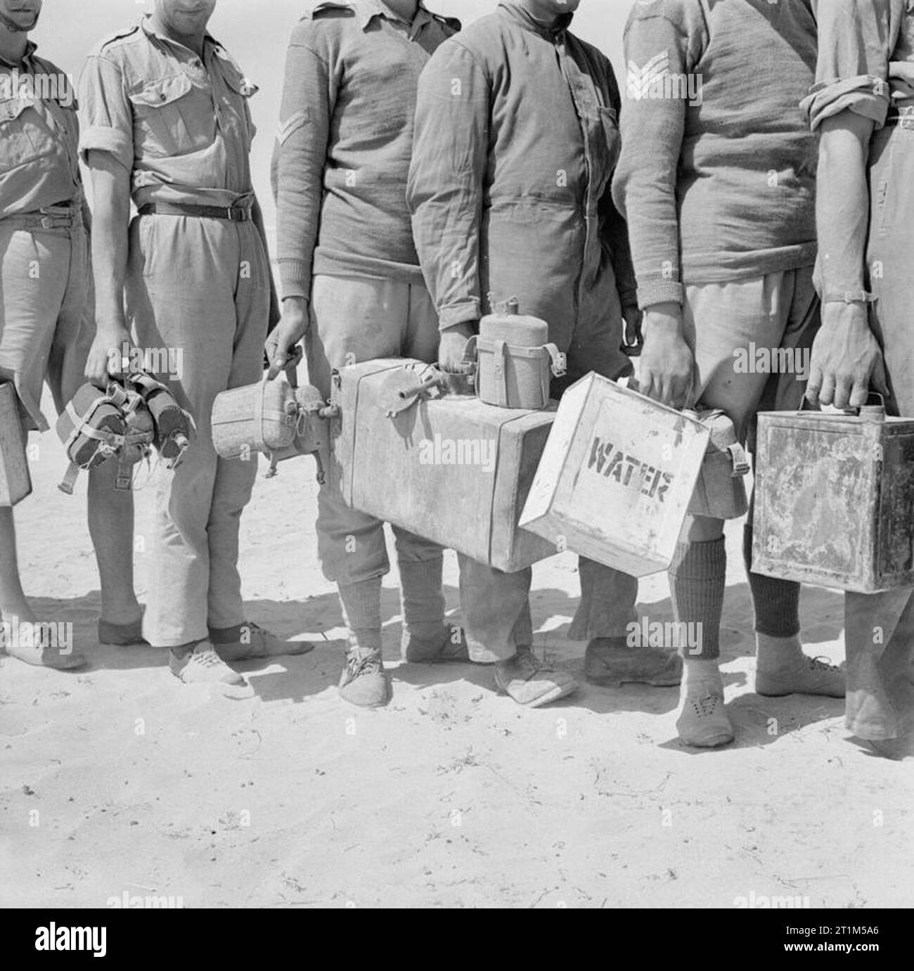 L'esercito britannico in Nord Africa 1941 soldati formano le guardie Scot accodamento per l'acqua dal carrello. Foto Stock