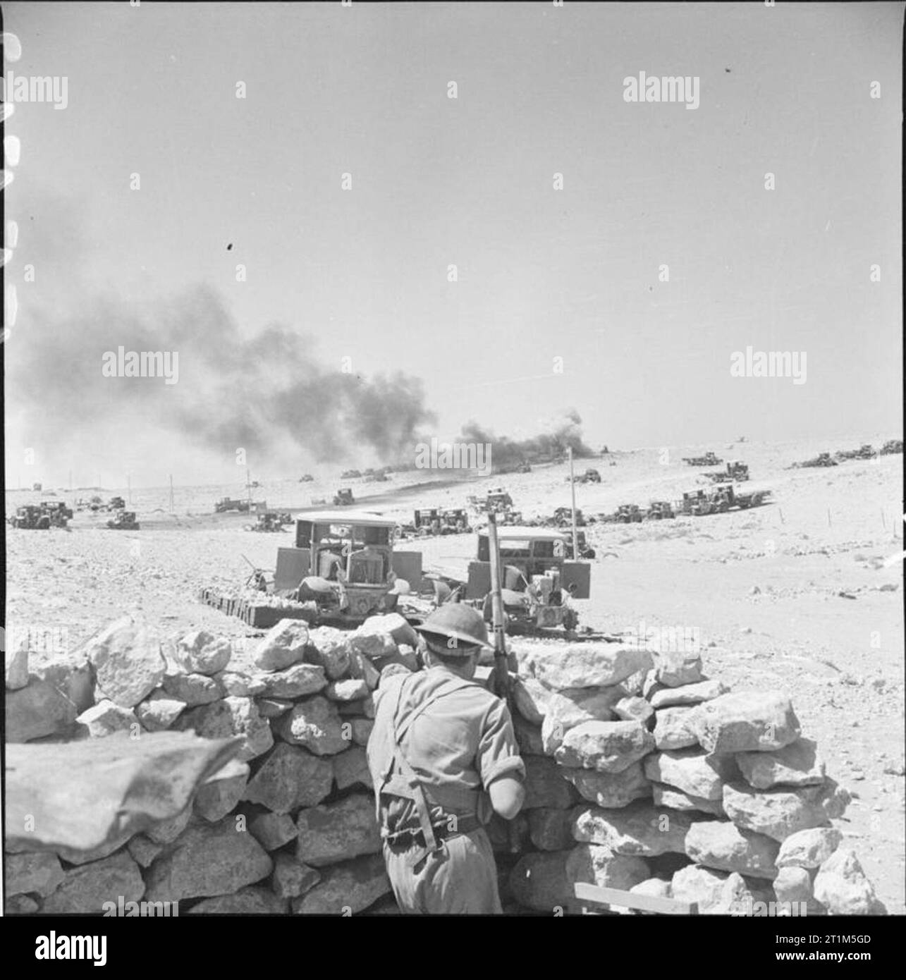 L'esercito britannico in Nord Africa 1941 Una Bren gunner in azione contro bombardieri nemici attaccano Tobruk. A distanza di un Italiano abbandonati autocarro, caricato con munizioni, è stato colpito, 12 settembre 1941. Foto Stock