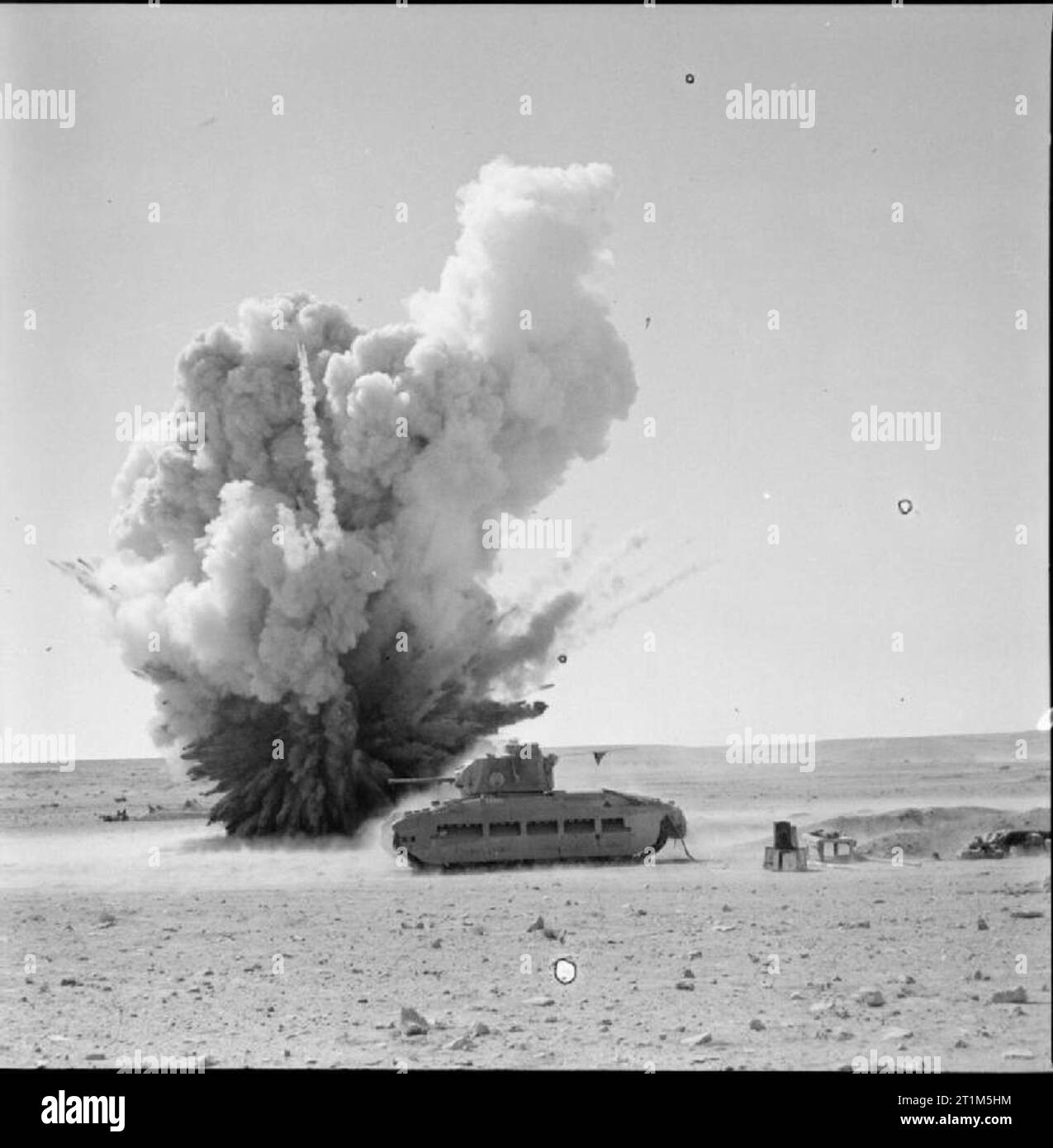 L'esercito britannico in Nord Africa 1941 scartato una bomba Italiana è bruciato fino a fianco di un serbatoio di Matilda nei pressi di Tobruk. I crateri risultanti sono stati usati per nascondere i serbatoi, 15 ottobre 1941. Foto Stock L'esercito britannico in Nord Africa 1941 scartato una bomba Italiana è bruciato fino a fianco di un serbatoio di Matilda nei pressi di Tobruk. I crateri risultanti sono stati usati per nascondere i serbatoi, 15 ottobre 1941. Foto Stock