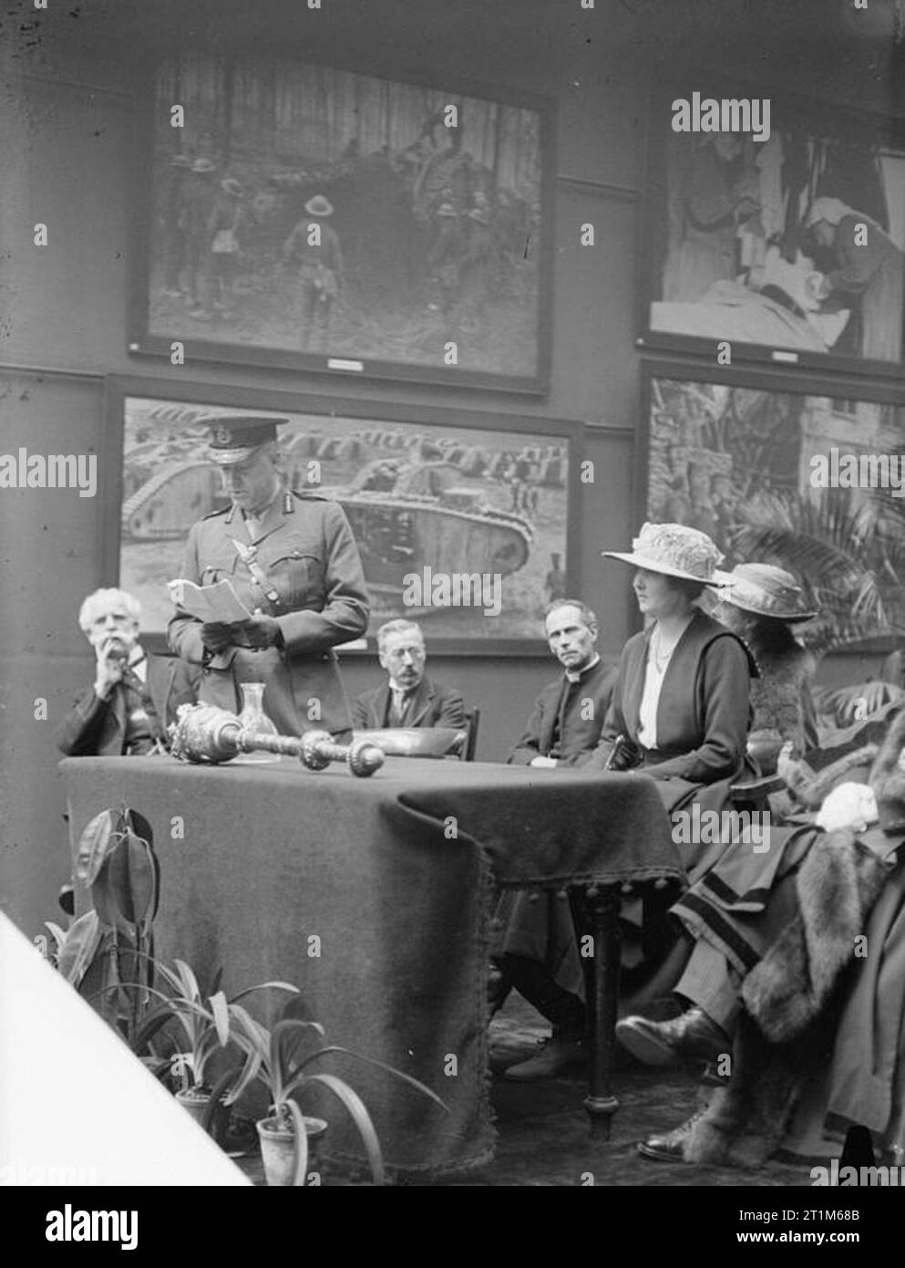 Ministero delle informazioni Prima Guerra Mondiale Raccolta ufficiale di S.A.R. La principessa Patricia di Connaught apertura della mostra di guerra britannici fotografie a colori con i popoli Palace, Mile End Road, 6 maggio 1918. Foto Stock