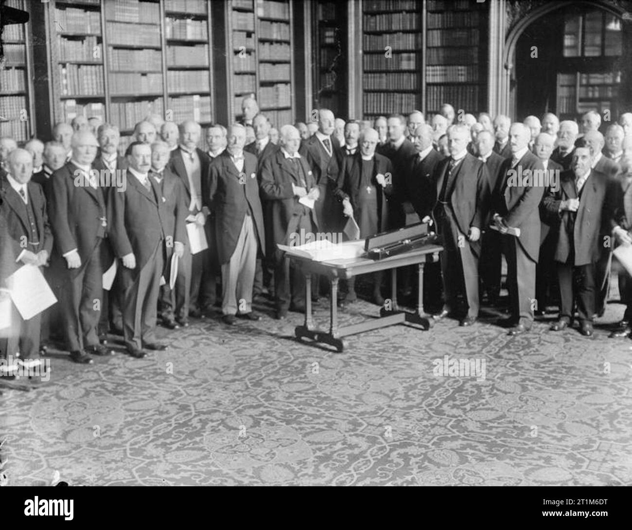 Ministero delle informazioni Prima Guerra Mondiale Raccolta ufficiale di presentazione della barra nera del Lord Cancelliere attraverso Sir Robert Brdew al Senato del Canada nella biblioteca della Camera dei Lords. L'asta è il dono dell'impero europeo Assosciation, Regno Unito filiale, per sostituire quello distrutto da un incendio a Ottawa, 4 febbraio 1916. Foto Stock