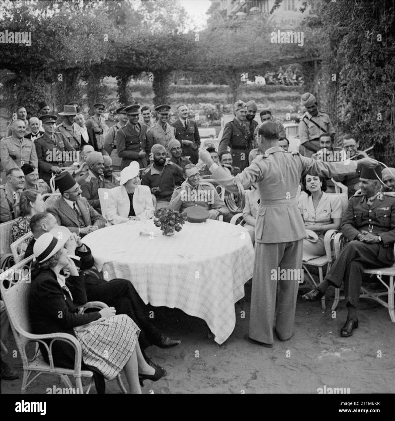 L'esercito britannico in Nord Africa 1942 Indian ufficiali militari e civili di vip essendo intrattenuti dal famoso capitano illusionista Jasper Masskelyne ad una festa in giardino a Mena House a Il Cairo, 19 aprile 1942. Foto Stock