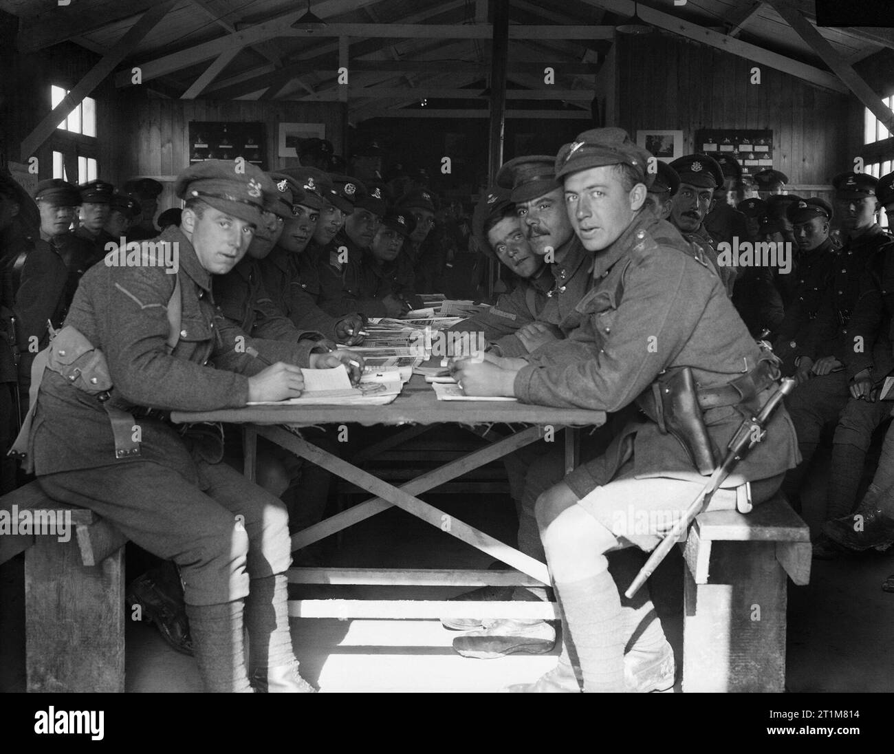 L'Esercito britannico sul fronte occidentale, 1914-1918 le truppe britanniche presso la capanna di ricreazione all'undicesimo British Corps scuola. I soldati sono da una varietà di unità di misura tra cui Machine Gun Corps, East Surrey, North Staffordshire, Hampshire, Royal Dublin Fusiliers e Royal Sussex reggimenti. Foto Stock