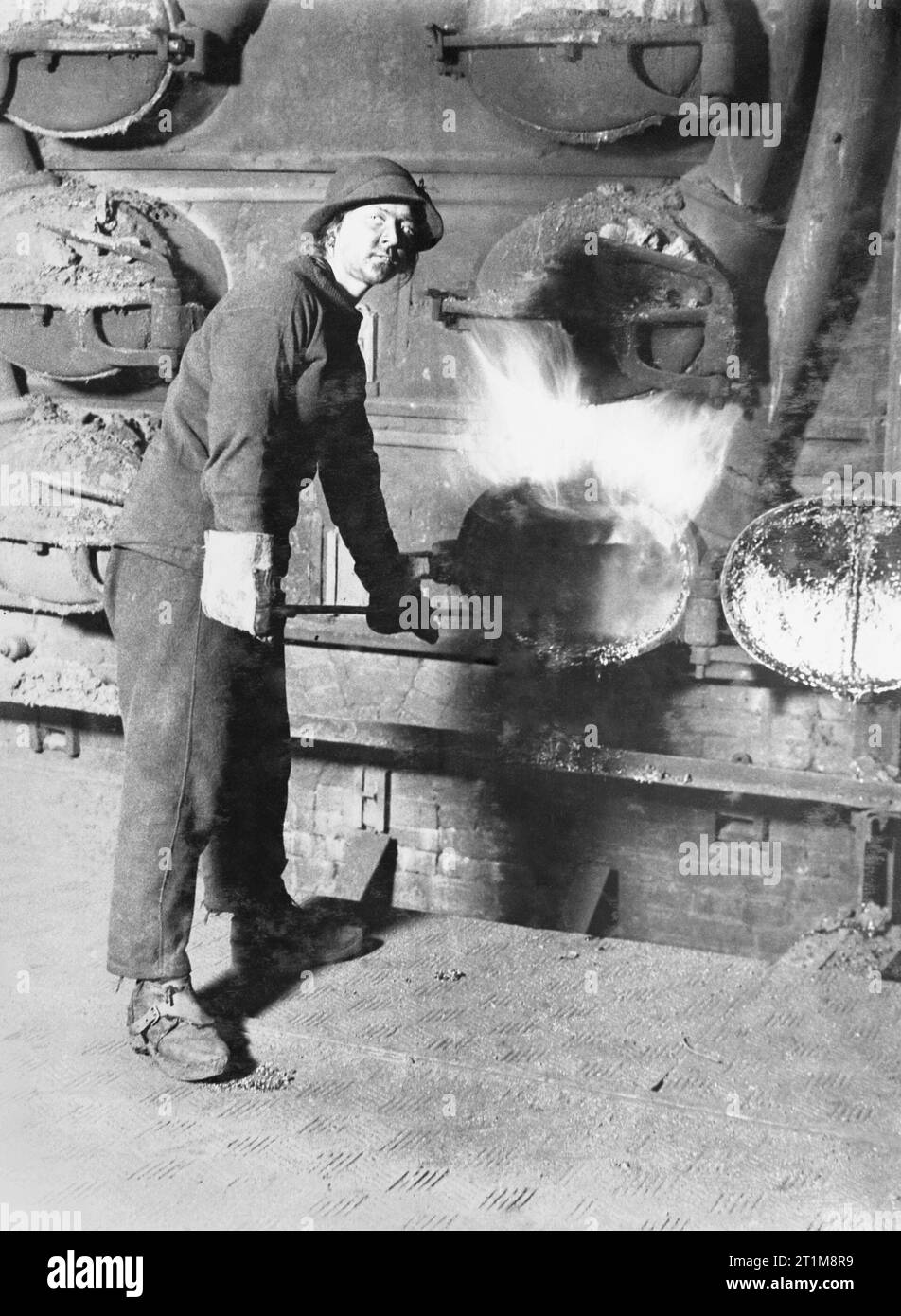 Le donne del lavoro di guerra durante la Prima Guerra Mondiale, London, 1918 Donne lavoratore di gas di carica di una replica a mano a sud Metropolitan Gas Company, Old Kent Road, Londra, giugno 1918 Foto Stock