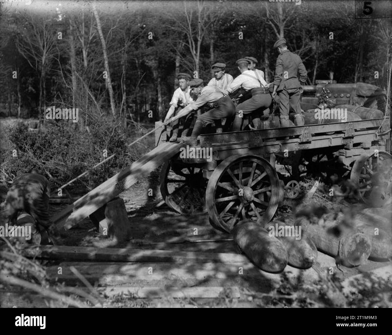 La battaglia della Somme, luglio - novembre 1916 Battaglia di Albert. Il carico 15 pollici obice gusci su di un apposito carro di trasporto. Il 1 luglio 1916. Foto Stock