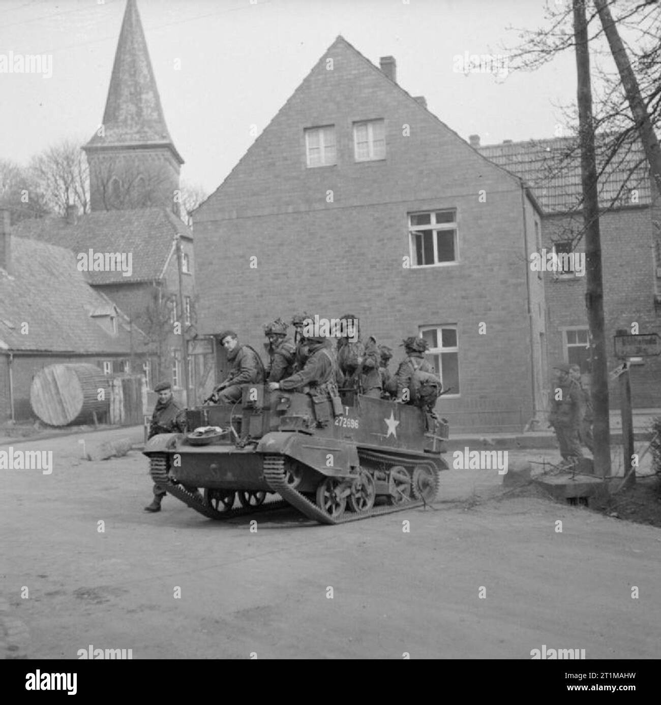 L'Esercito Britannico nel nord-ovest d'Europa 1944-45 supporto universale e truppe aviotrasportate in Hamminkeln durante gli sbarchi a est del Reno, 25 marzo 1945. Foto Stock