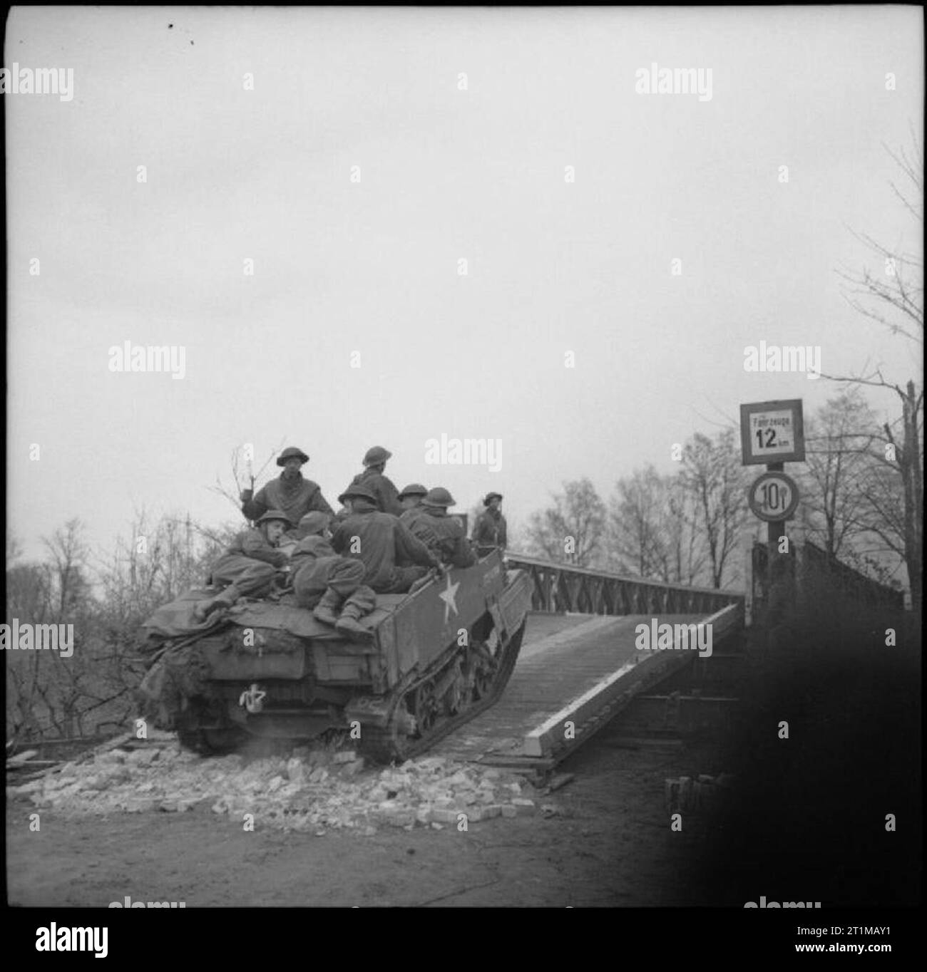 L'Esercito Britannico nel nord-ovest d'Europa 1944-45 un supporto universale del sesto Cameronians, 52nd (Pianura) divisione, attraversando il Canal Dortmund-Ems, 4 aprile 1945. Foto Stock