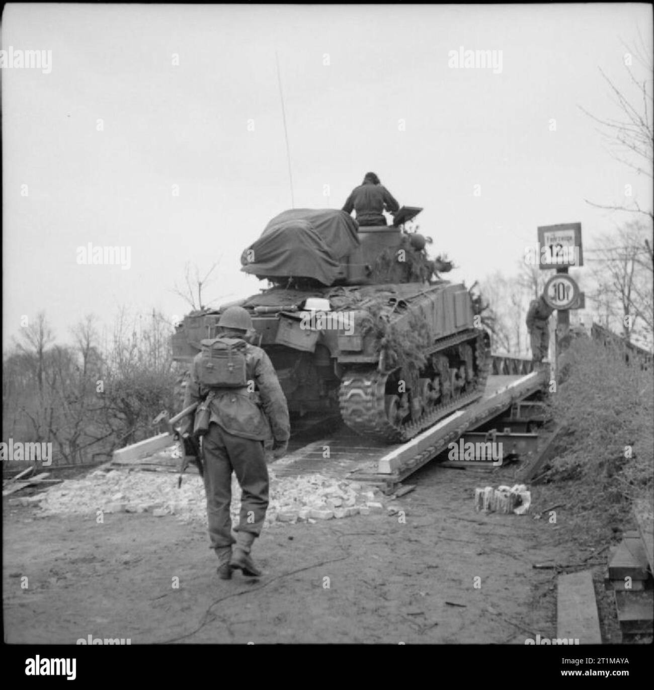 L'Esercito Britannico nel nord-ovest d'Europa 1944-45 un carro Sherman del Royal Scots Grays, settima divisione corazzata, attraversando il Canal Dortmund-Ems, 4 aprile 1945. Foto Stock