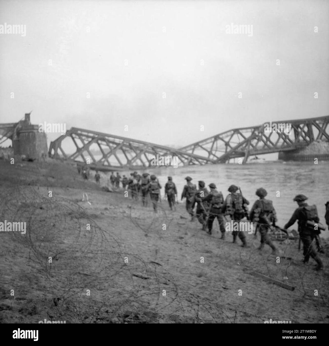 L'Esercito Britannico nel nord-ovest d'Europa 1944-45- Assalto sul Reno e cattura di Wesel questo è uno di una raccolta di immagini che mostrano l'atterraggio da bufale del primo battaglione del reggimento di Cheshire, atterrato nel pomeriggio del 24 marzo 1945, a sostegno del No.1 S.S Commando Brigade a Wesel. Il ponte si vede in background è la fracassato il ponte ferroviario a Wesel. Foto Stock