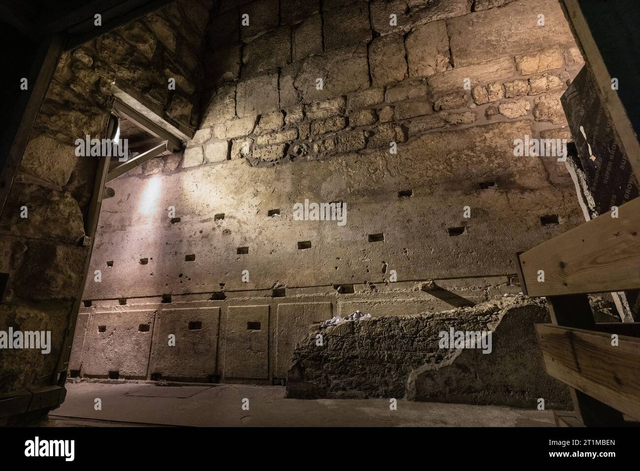 Gerusalemme, Israele - 13 ottobre 2017: Tunnel sotterraneo del muro occidentale con basamento monolitico in pietra occidentale delle mura del Monte del Tempio nella città vecchia Foto Stock