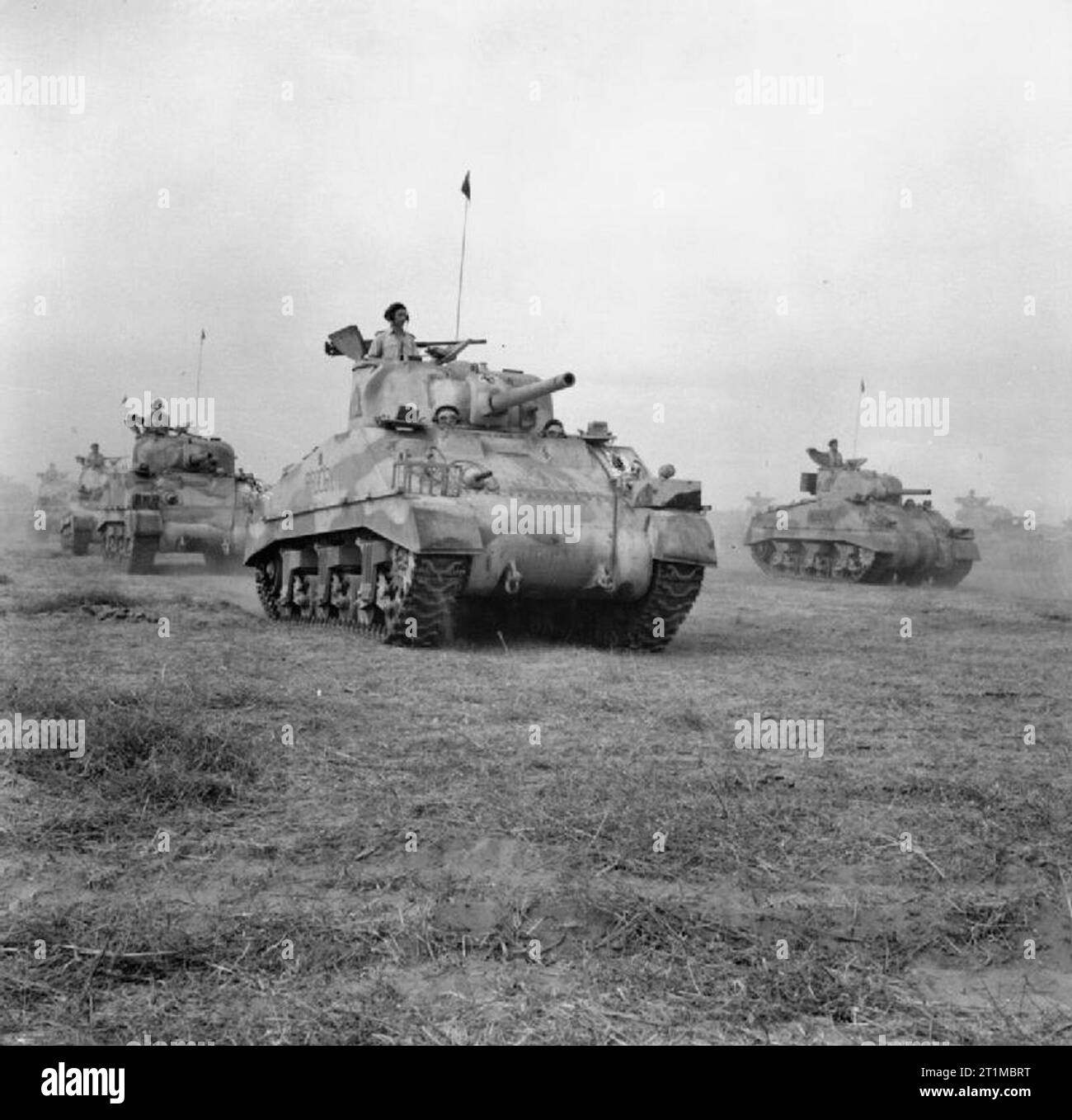 L'esercito britannico in Medio Oriente 1943 Sherman serbatoi del 9° Brigata corazzata guidare passato il salutando base durante una parata a Hadeira, Palestina, 30 ottobre 1943. Foto Stock