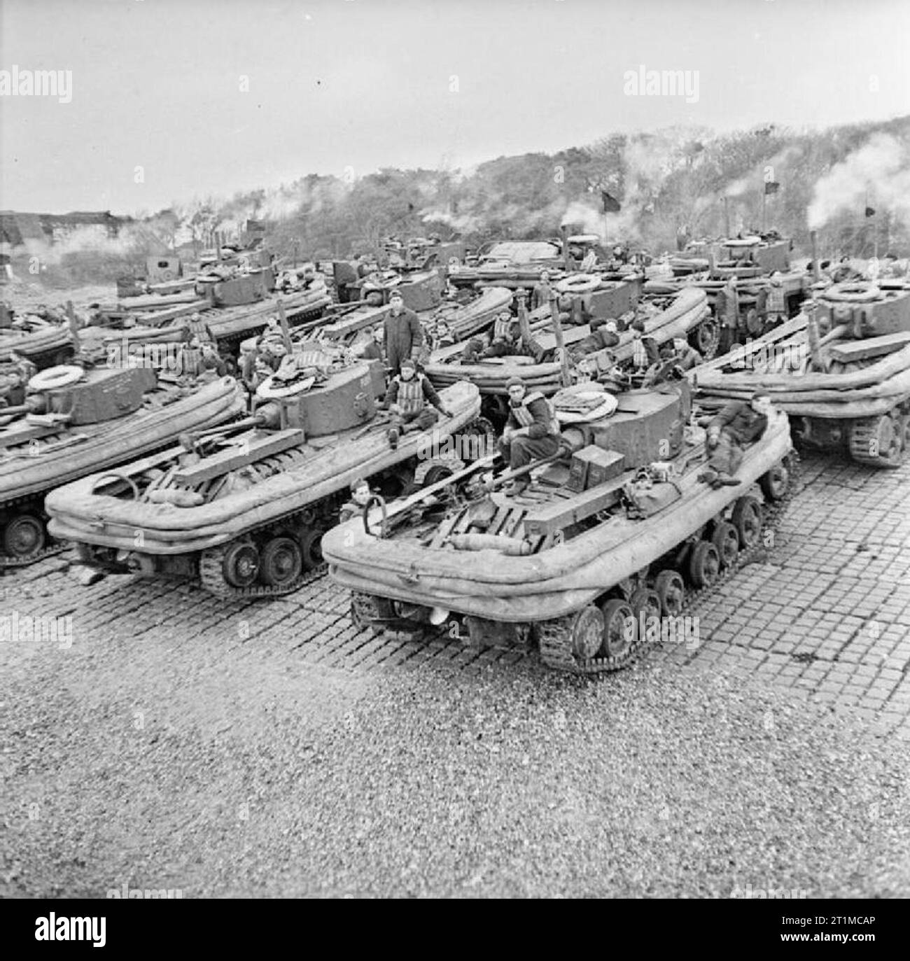 L'Esercito Britannico nel Regno Unito 1939-1945 anfibia, Duplextanks di ala B, 79a divisione corazzata scuola schierate sul temprato rampa di carico presso la baia di Stokes, Gosport prima di imbarcarsi a bordo di un LCT durante gli esercizi. Foto Stock