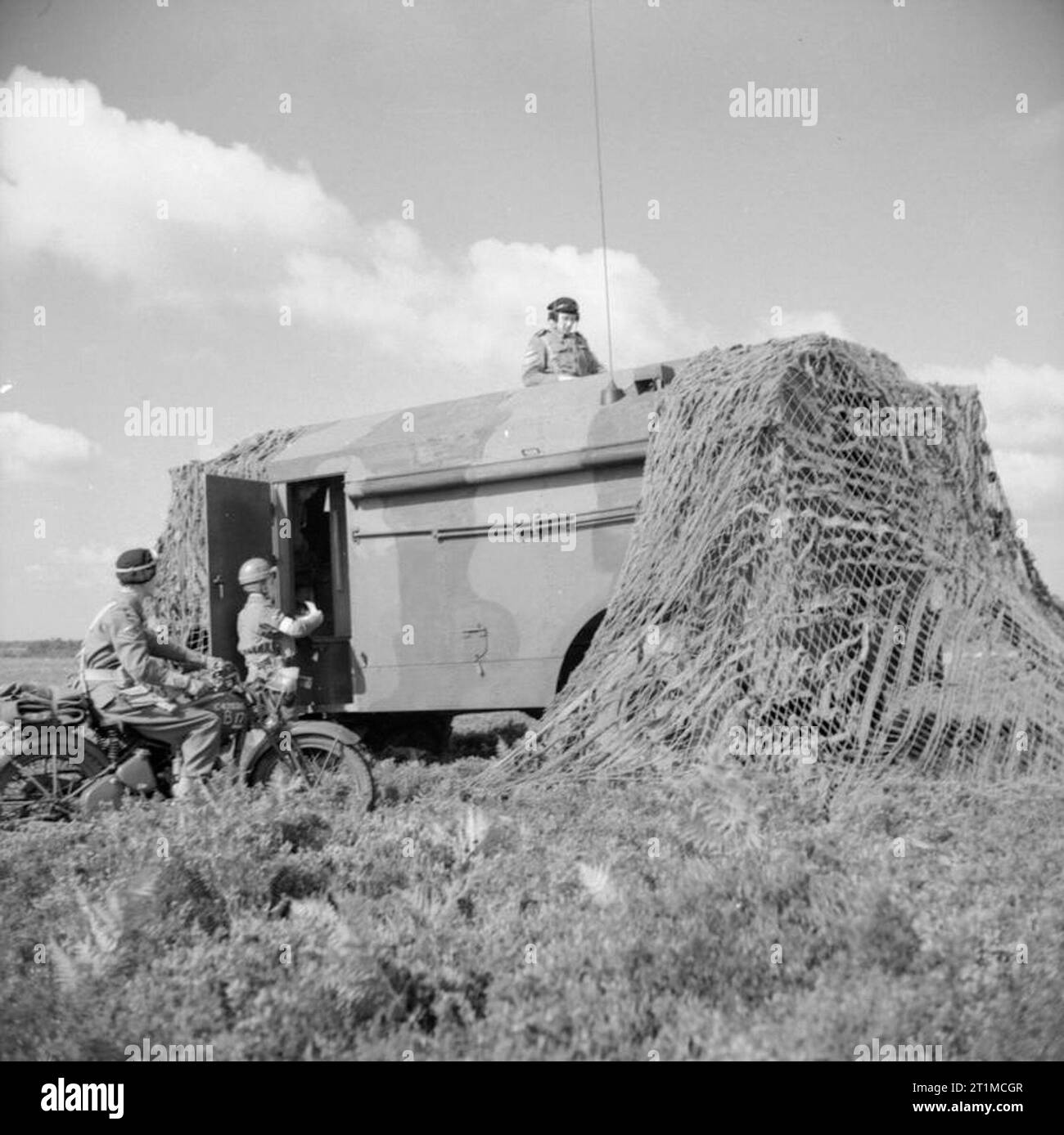 L'Esercito Britannico nel Regno Unito 1939-45 Royal Corps di segnali spedizione moto piloti arrivano al quartier generale mobile di una divisione corazzata, 30 agosto 1941. Il veicolo è un dispositivo AEC 4x4 Comando corazzata veicolo (ACV) Tipo 1. Foto Stock