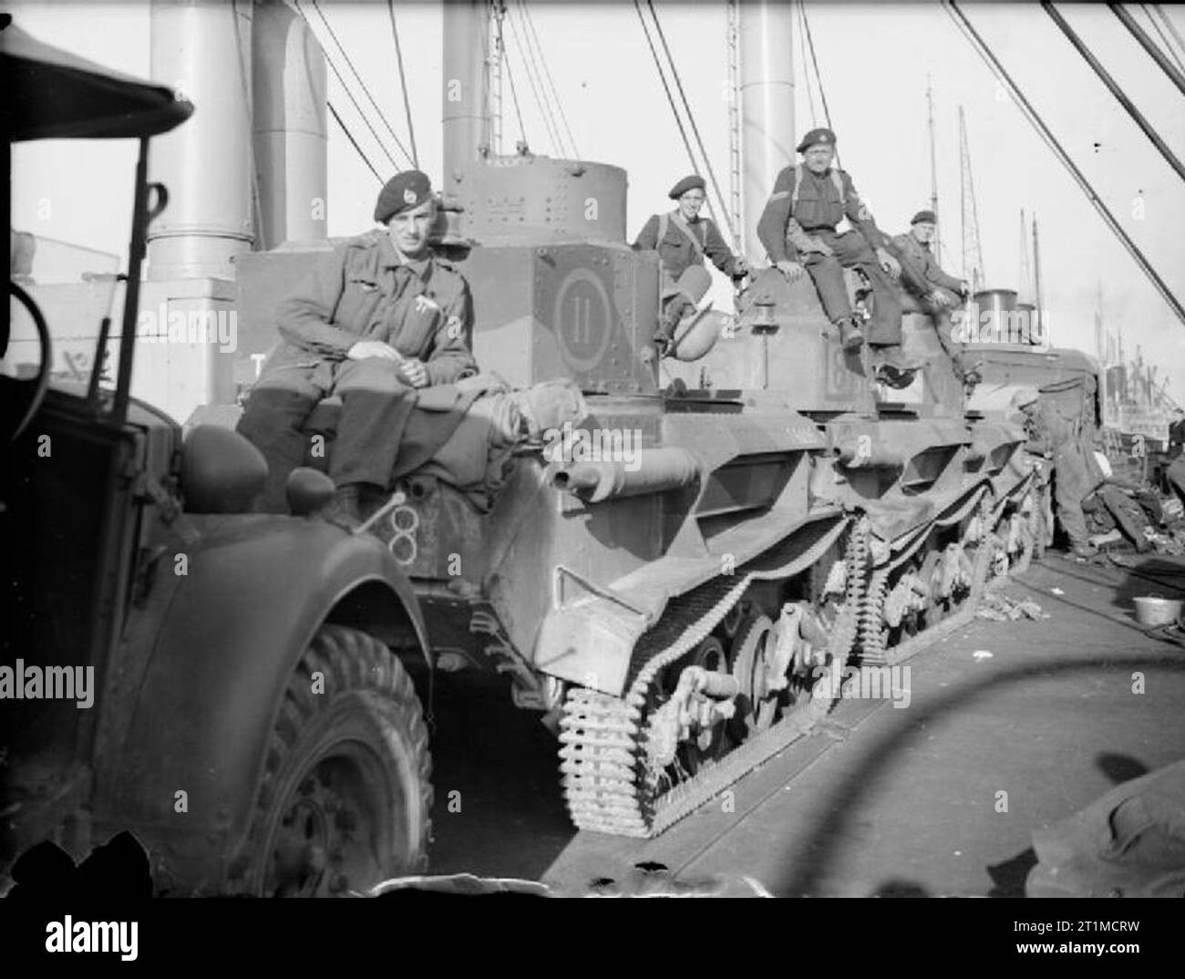 L'Esercito Britannico nel Regno Unito 1939-45 luce serbatoio Mk VIs del 5° Battaglione, Royal Regiment del serbatoio sulla nave MV DELIUS a Southampton di ritorno dalla Francia durante l'evacuazione delle forze britanniche a Cherbourg, 19 giugno 1940. Foto Stock