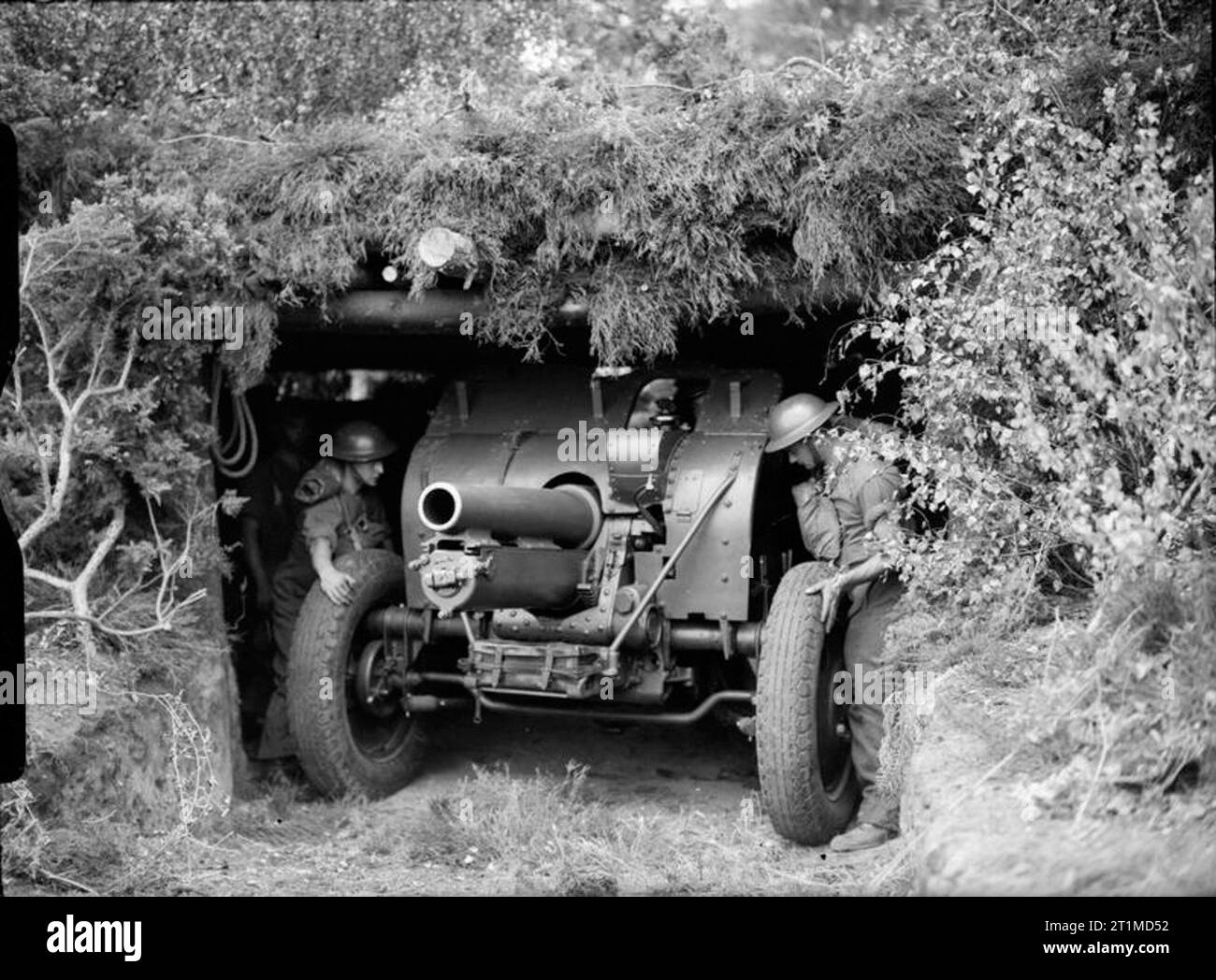 L'Esercito Britannico nel Regno Unito 1939-45 4,5 pollici obice 'D' truppa, 346 Batteria, 87th campo reggimento Royal Artillery, scavato in e mimetizzati, 16 luglio 1940. Foto Stock