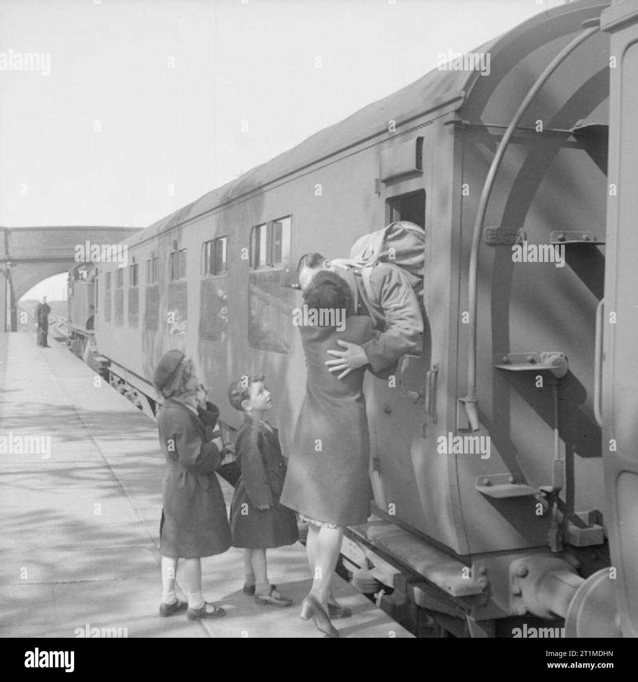 L'Esercito Britannico nel Regno Unito 1939-45 lancia-bombardier Jack Grundy, servendo con 441st batteria, 128 campo reggimento cinquantesimo della divisione, dice addio alla sua famiglia in Thurstaton stazione ferroviaria, Wirral, Cheshire, come egli espone per tornare alla sua unità, 14 aprile 1944. Foto Stock