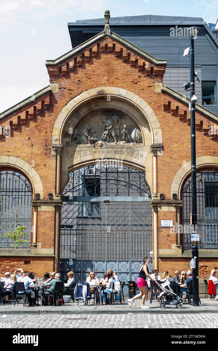 La gente beve al sole fuori del vecchio mercato del pesce all'ingrosso nel quartiere settentrionale di Manchester Foto Stock