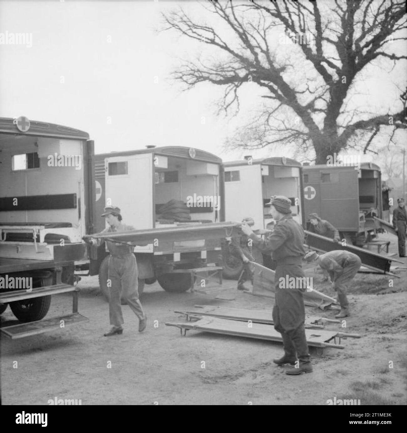 L'Esercito Britannico nel Regno Unito 1939-45 ambulanza gli equipaggi del primo aiuto Yeomanry Infermieristica (FANYs) Stivaggio strechers a bordo dei loro veicoli, Colchester, 3 maggio 1941. Foto Stock