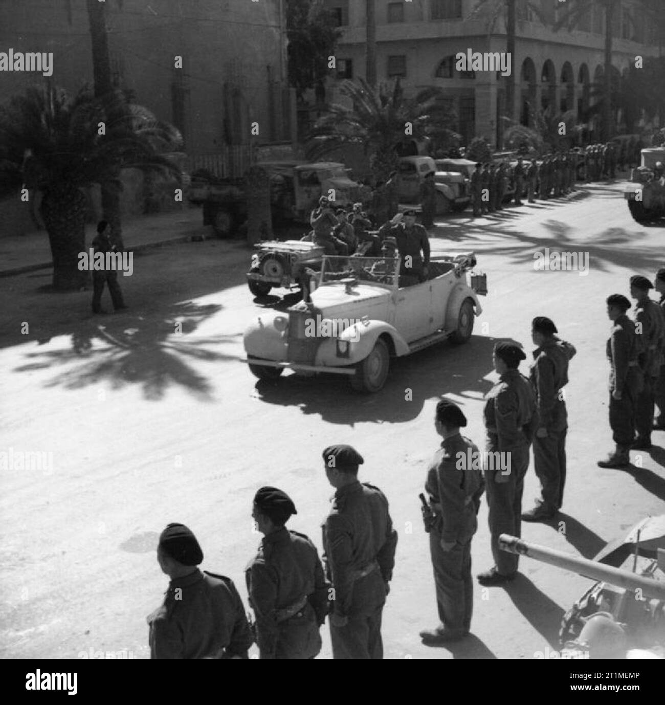 La campagna in Nord Africa 1940-1943- personalità Tenente Generale Bernard Law Montgomery, GOC Ottava Armata restituisce il saluto di Ottava Armata serbatoio equipaggi come egli trascina in Tripoli. Foto Stock