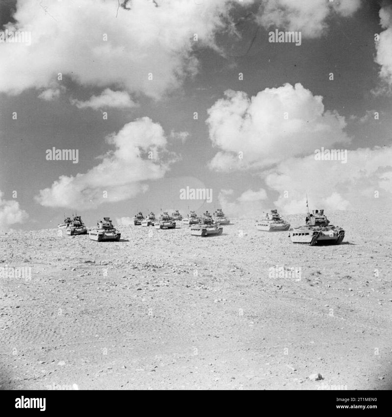 La campagna in Nord Africa 1940-1943 Tobruk 1941 - 1942: British Matilda serbatoi spostare in avanti a Tobruk. Foto Stock