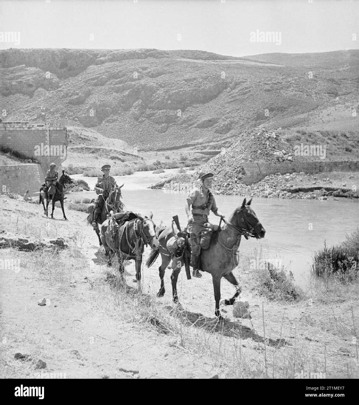 Il Cheshire Yeomanry pattugliamento a cavallo a Marjuyan in Siria, 16 giugno 1941. Il Cheshire Yeomanry pattugliamento a cavallo a Marjuyan, Siria. Allo scoppio della guerra, l'esercito britannico aveva solo otto unità montata. I suoi cavalli di cavalleria ultimo visto azione in Medio Oriente durante il 1940-1942 in cui essi sono stati utilizzati per pattugliare e lavoro di ricognizione. Foto Stock