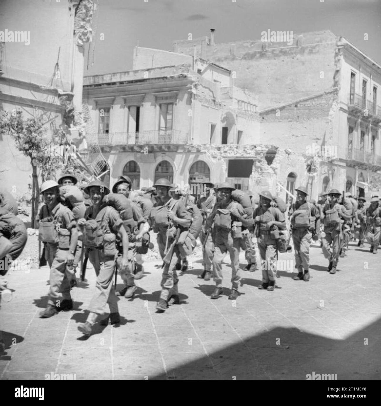 La campagna in Sicilia 1943 l'unità per Messina 10 Luglio - 17 agosto 1943: le truppe britanniche pass bombardare gli edifici danneggiati in Siracusa. Il porto era scesa al British il 10 luglio. Foto Stock