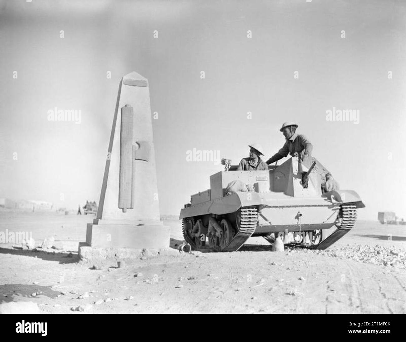 L'equipaggio di una bren gun carrier pausa per guardare un monumento eretto dagli italiani per commemorare la cattura di Sidi Barrani in Egitto un paio di mesi prima del 16 dicembre 1940. L'equipaggio di una bren gun carrier pausa sulla loro strada verso la zona di prua nel deserto occidentale a guardare un monumento eretto dagli italiani per commemorare la cattura di Sidi Barrani pochi mesi precedenti, 16 dicembre 1940. Foto Stock