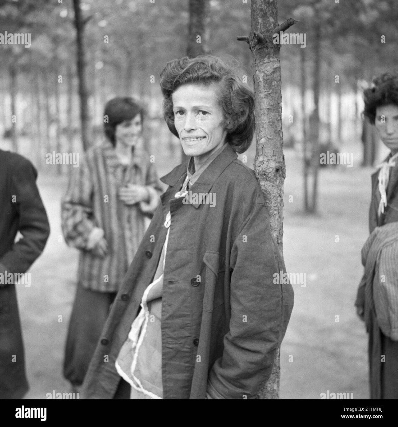 La liberazione di Bergen-belsen Campo di Concentramento, aprile 1945 uno dei detenuti di camp, un emaciato donna ungherese. Foto Stock