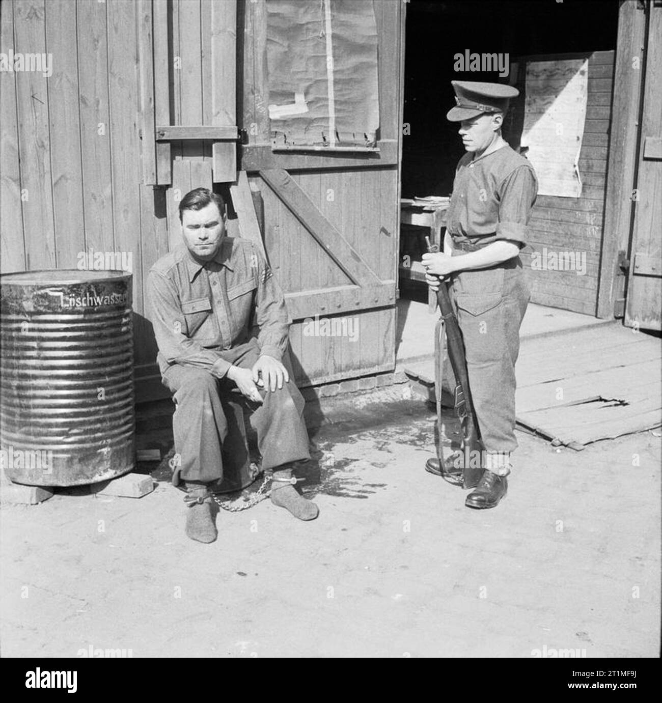 La liberazione di Bergen-belsen Campo di Concentramento, Aprile 1945 Josef Kramer, Camp Commandant, fotografato in ferri da stiro a Belsen prima di essere rimosso per la Poa gabbia a Celle. Egli è stato provato ed eseguiti per i crimini di guerra nel dicembre 1945. Foto Stock