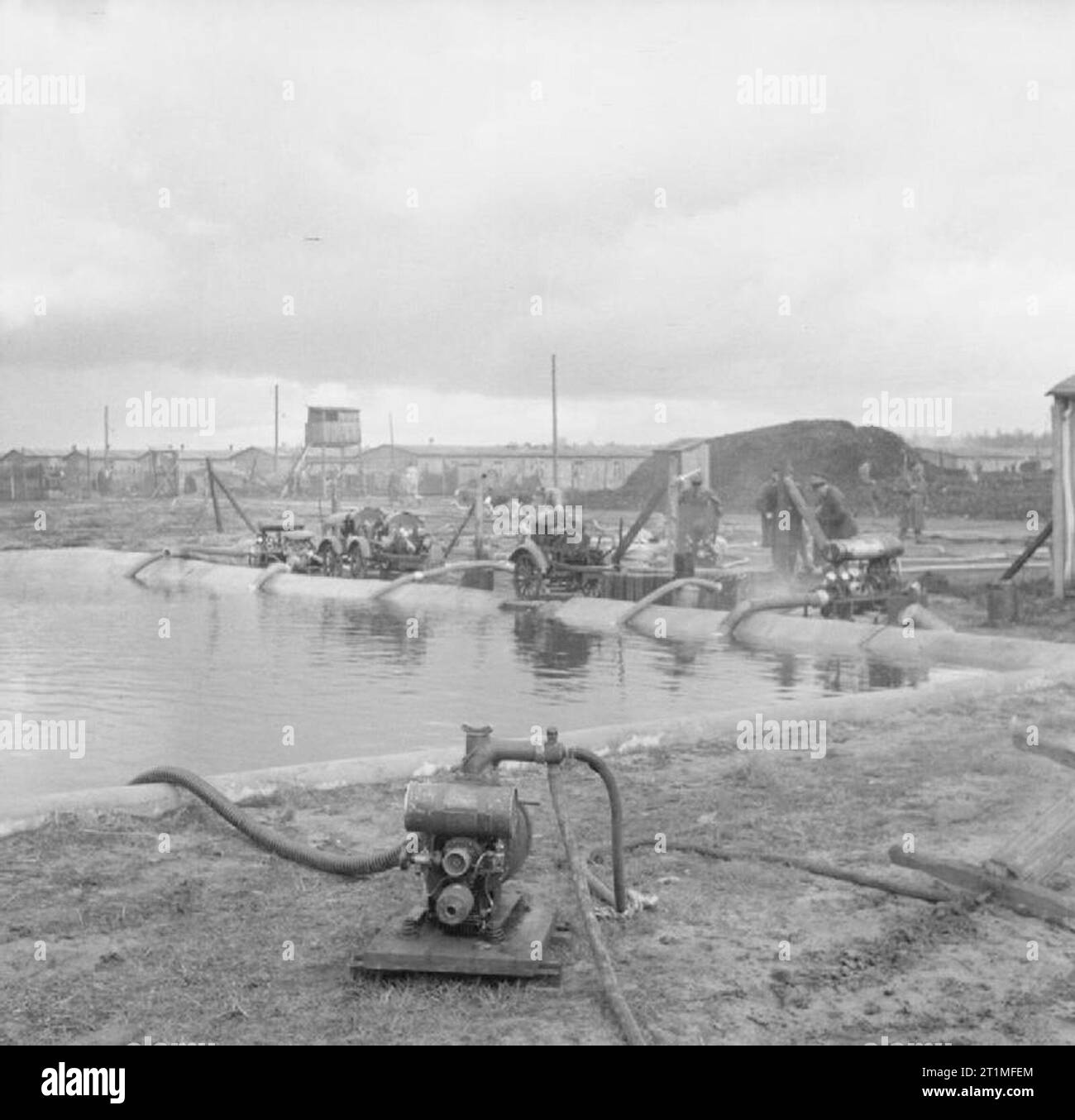 La liberazione di Bergen-belsen Campo di Concentramento, aprile 1945 il camp serbatoio è riempito con acqua pulita. Foto Stock