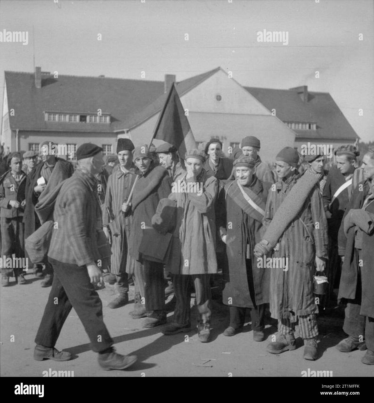 La liberazione di Bergen-belsen Campo di Concentramento, Aprile 1945 francese, belga e olandese camp detenuti prepararsi a lasciare il Camp n. 2 a Hohne caserma militare dopo che è stata fatta passare montare per tornare nei loro paesi. Foto Stock